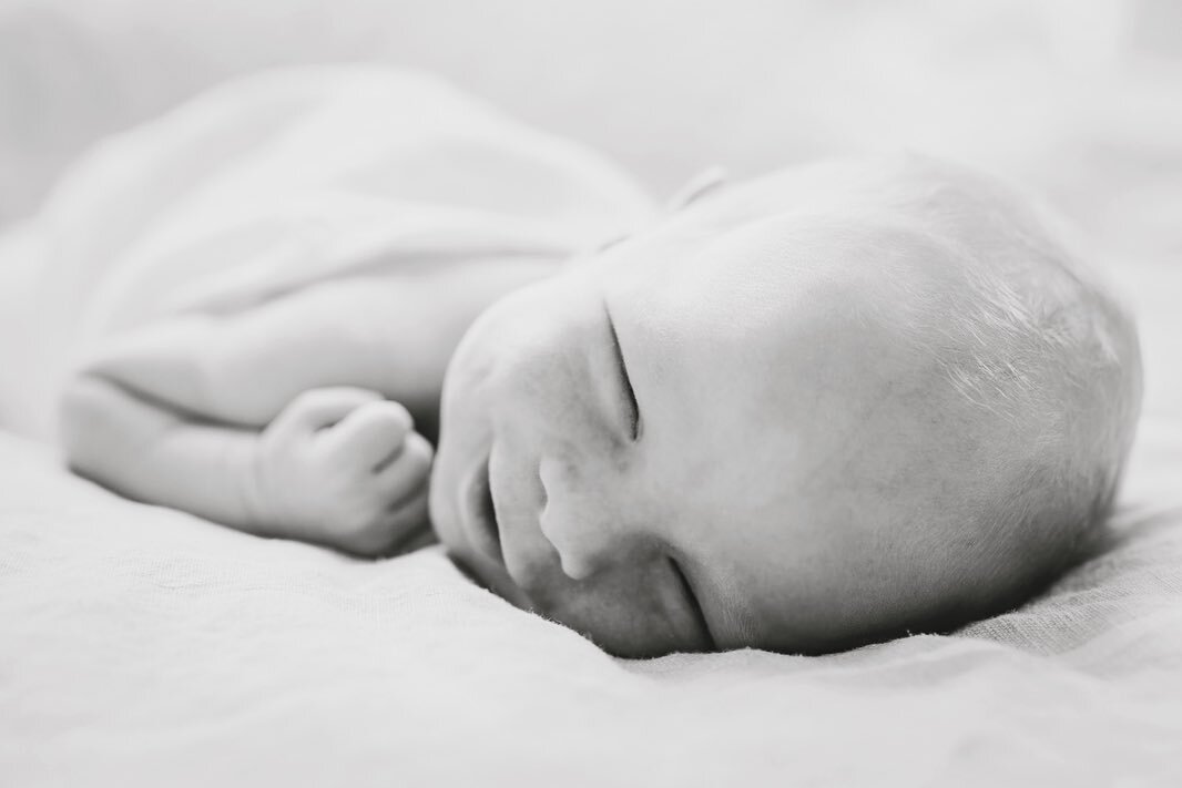 Vauvakuvauksissa sattuu ja tapahtuu💕
Tyypit nukkuu ja valvoo miten lyst&auml;&auml; eli tarkkaa aikaa kestolle ei kannata arvailla. Mutta aika kuluukin siin&auml; vauvaa tuijotellessa ihan eritavalla, eli onko sill&auml; kellolla sitten niin v&auml;