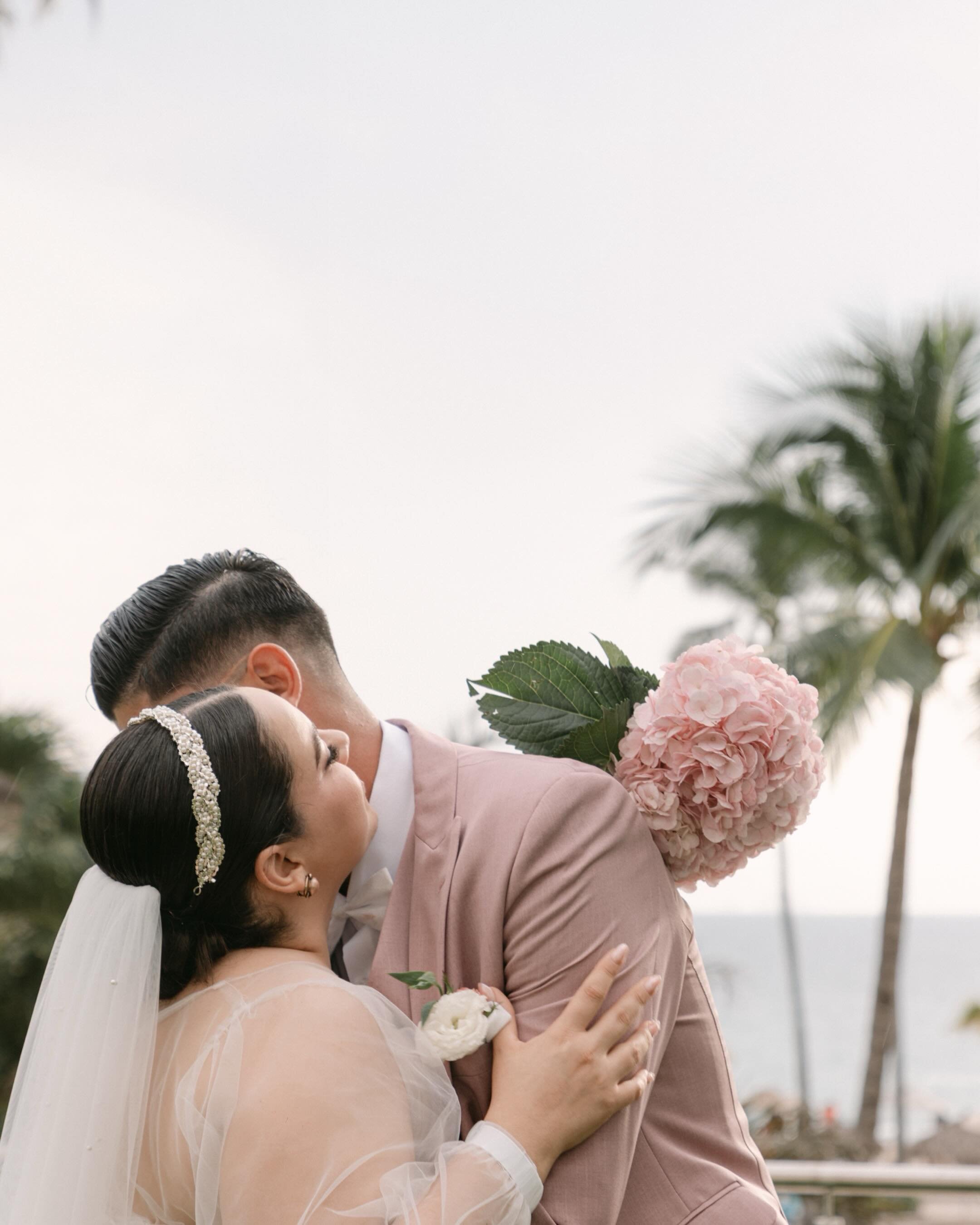 Sarahy + Edgar 
Wedding day 
.
.
.
.
.
#yfphotography #wedding #couple #love #amor