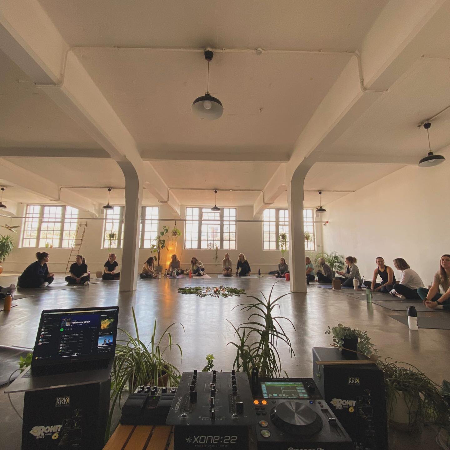 Grateful for a week of community, movement, friendships and lil glimmers of spring ✨ Things that have made me smile this week&hellip;

- Our Soru wellness morning in Mcr with myself, Han and you beautiful folks - tunes provided by the one and only @a