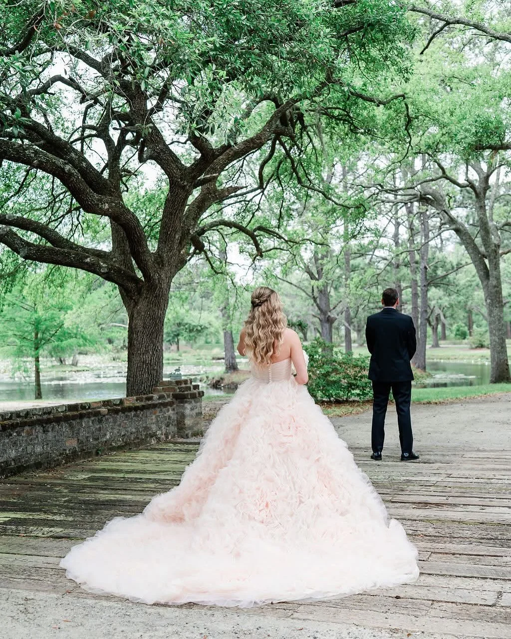 β¨ Why We Love a First Look β¨
There’s something incredibly magical about those few quiet moments before the ceremony — just the two of you, seeing each other for the first time. π
Courtney and Allen’s first look during their beaut