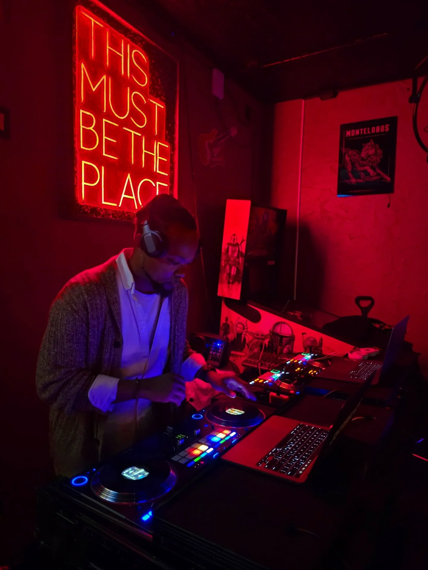 SPECIAL GUEST DJ FOR WAYBACK WEDNESDAY 12/10 🪩📢!!

@bennybenstillspins makes his RETURN, playing GUEST DJ alongside Alley Bar staple @3steez 🎧🤩

9PM - 1AM THROWBACK DJ SET EVERY WEDNESDAY AT ALLEY BAR 🍻