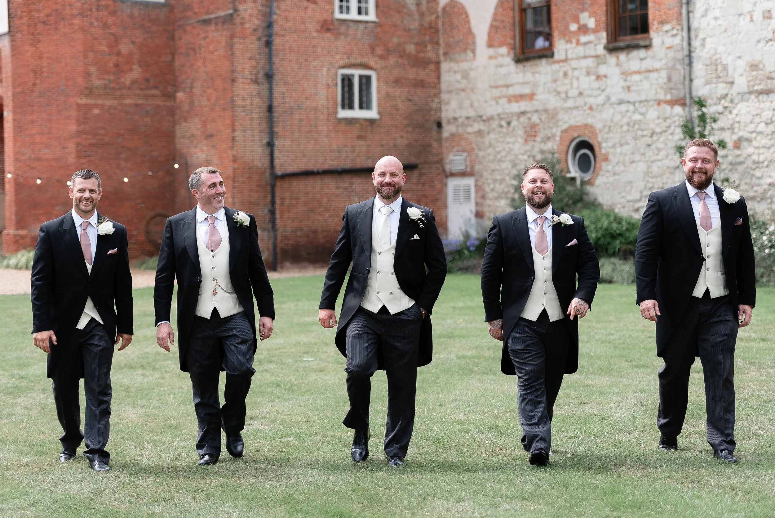 farnham-castle-farnham-wedding-portraits-19.jpg