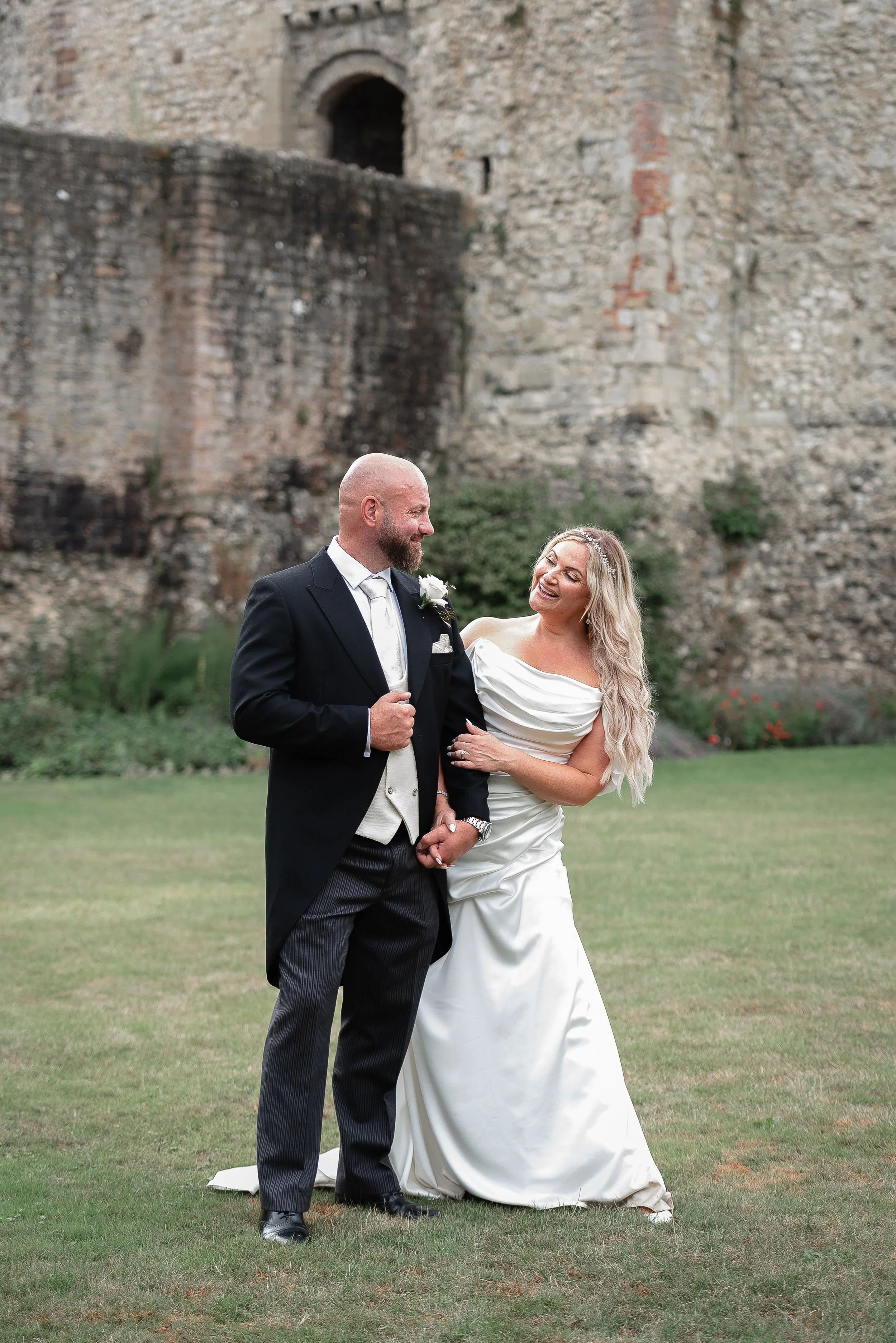farnham-castle-farnham-wedding-portraits-30.jpg