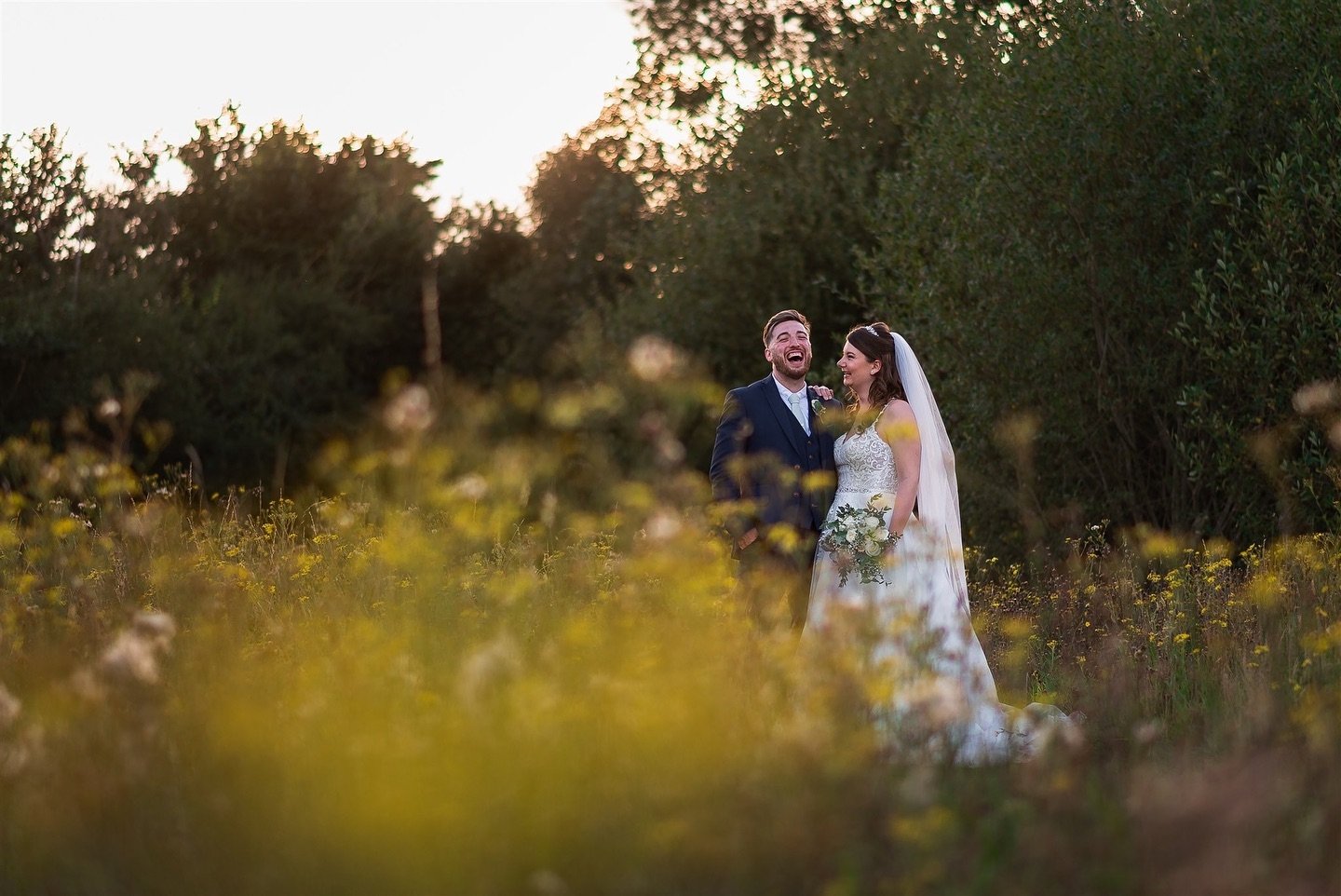 💍 Capturing the perfect wedding moments requires a relaxed atmosphere and the right photographer by your side! 📸✨

When the bride and groom are in a state of relaxation, it allows them to truly be themselves and enjoy every precious moment of their