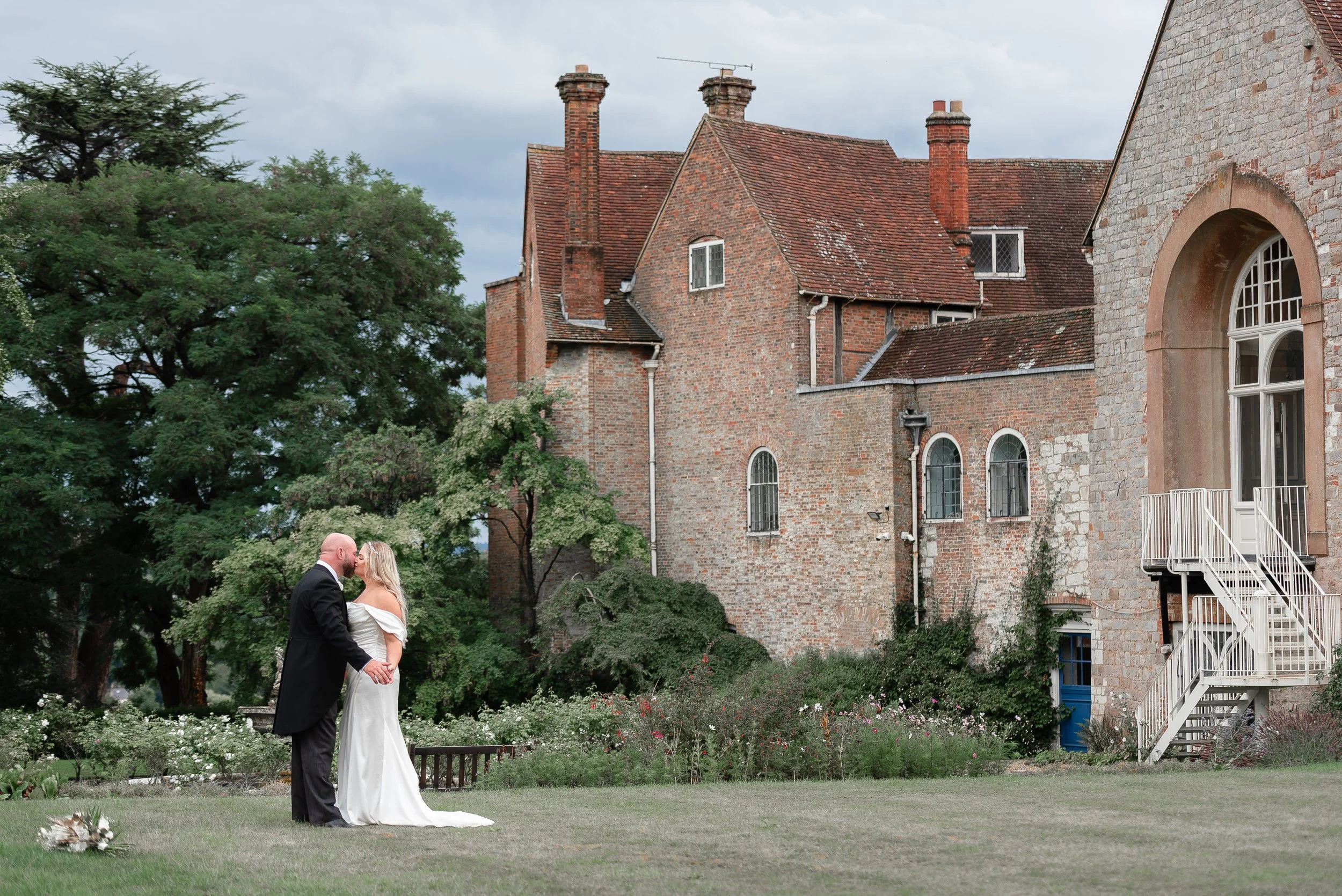 farnham-castle-farnham-wedding-portraits-27.jpg