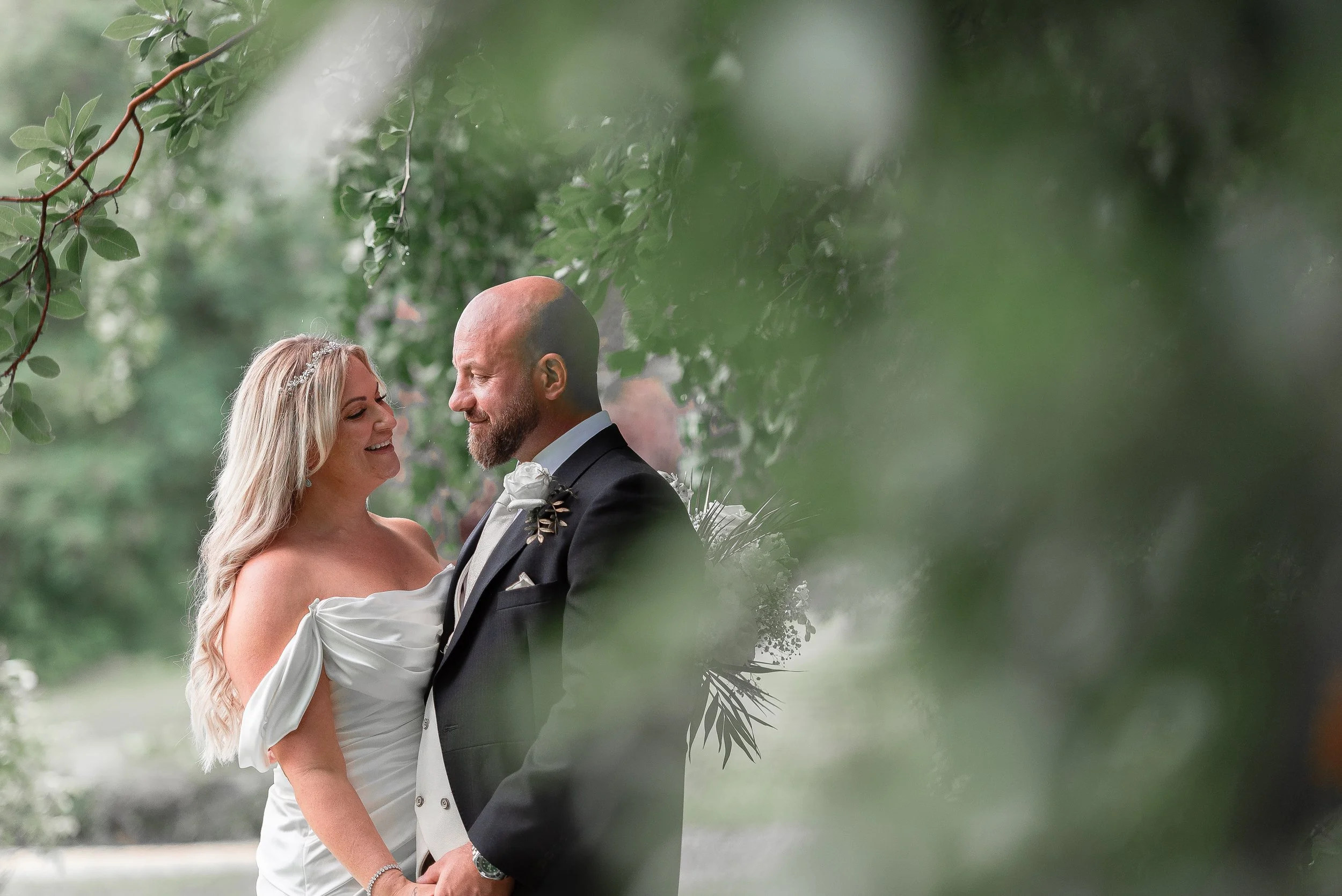farnham-castle-farnham-wedding-portraits-23.jpg