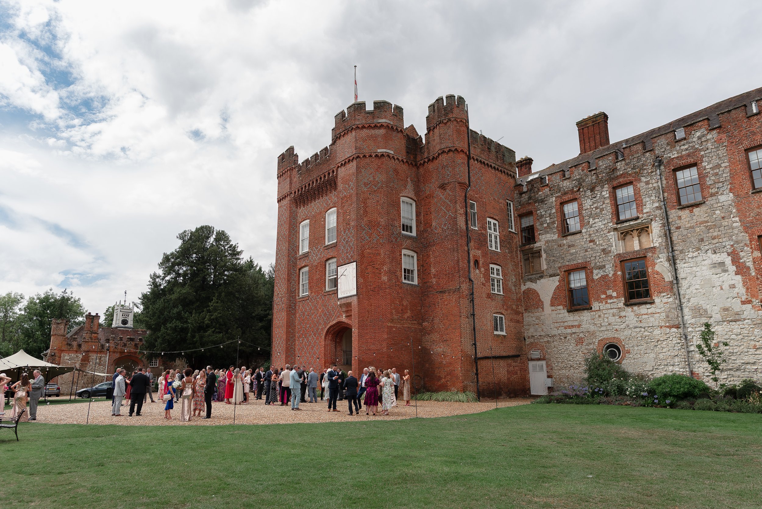 farnham-castle-farnham-wedding-portraits-17.jpg