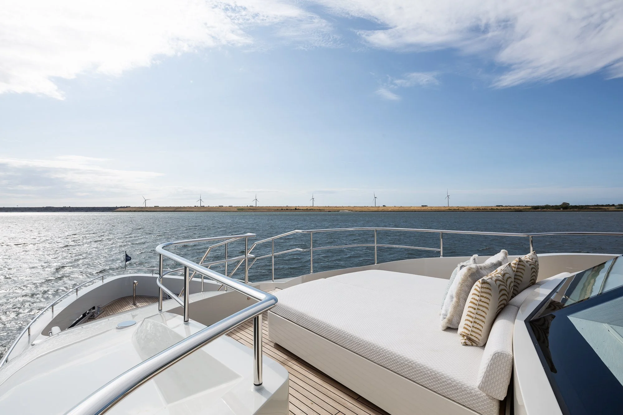 YN202 Moonen 110 Mustique - Sunbeds forward (3).jpg