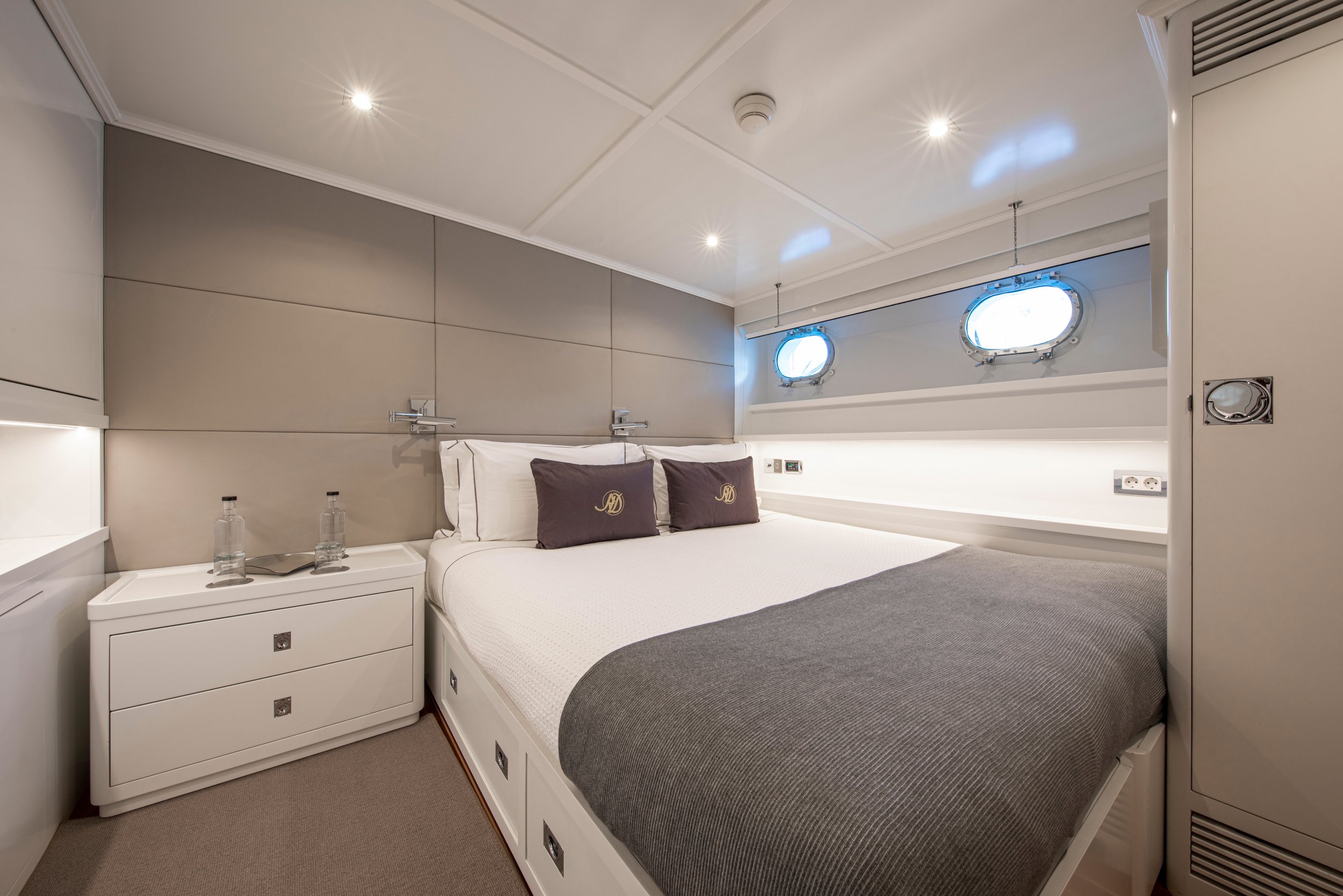 Heavenly Daze © YachtShot H049.JPG