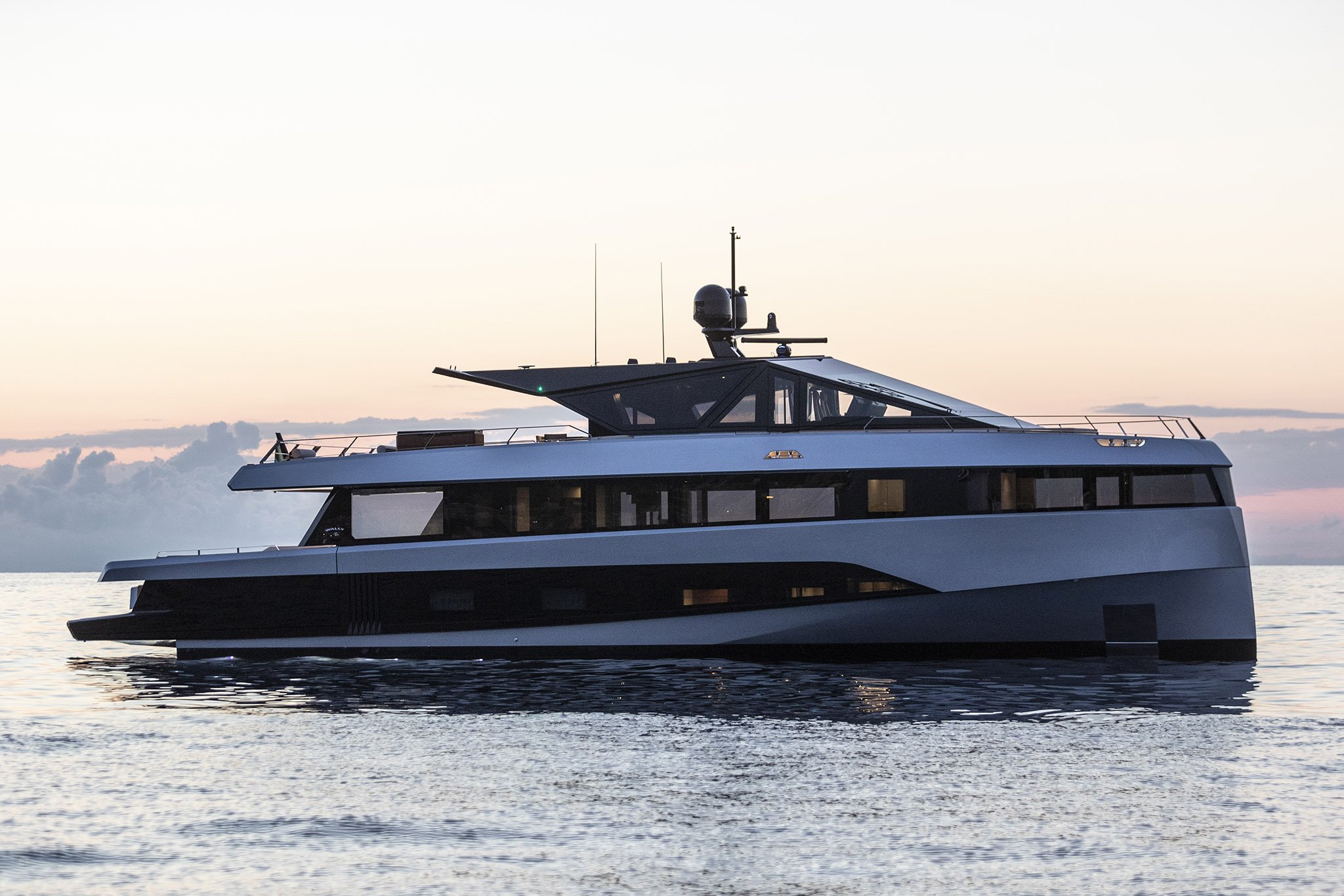 BAD MUTHA • 27m • WALLY • 10 GUESTS • EUR 90,000 P/W