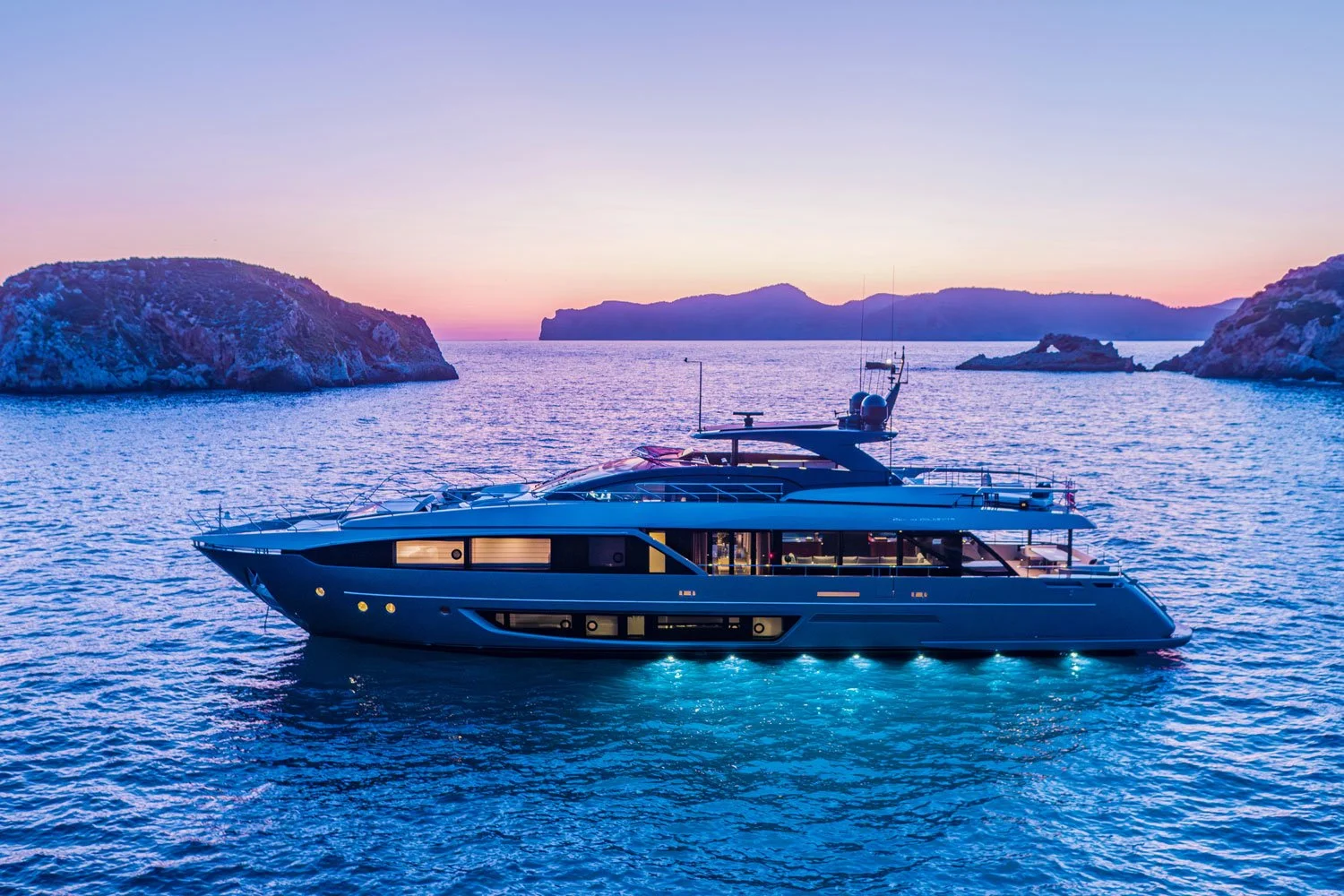 FIGURATI • 33m • RIVA • 10 GUESTS • EUR 135,000 P/W