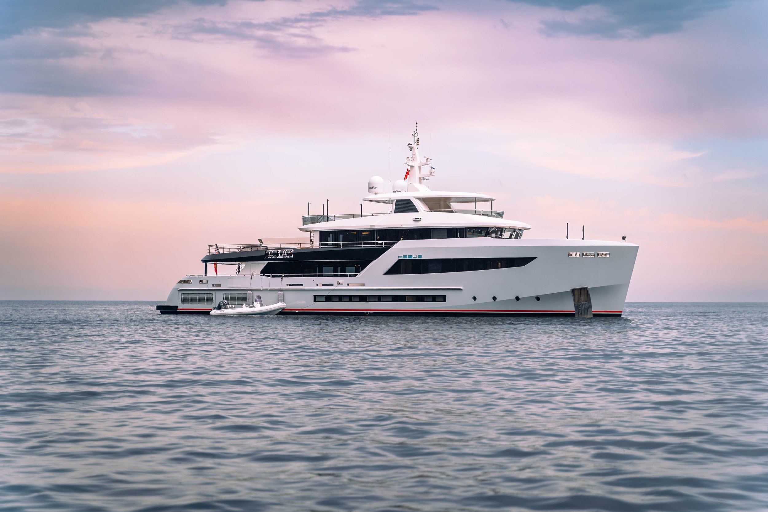 HEEUS • 44m • BERING • 12 GUESTS • EUR 200,000