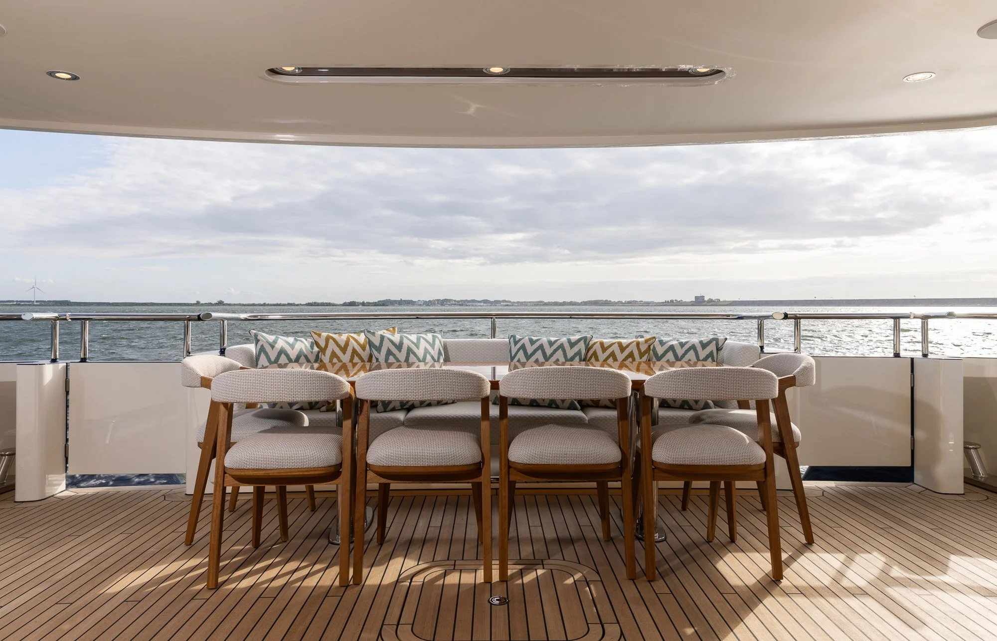 YN202 Moonen 110 Mustique - Main deck aft (2).jpg
