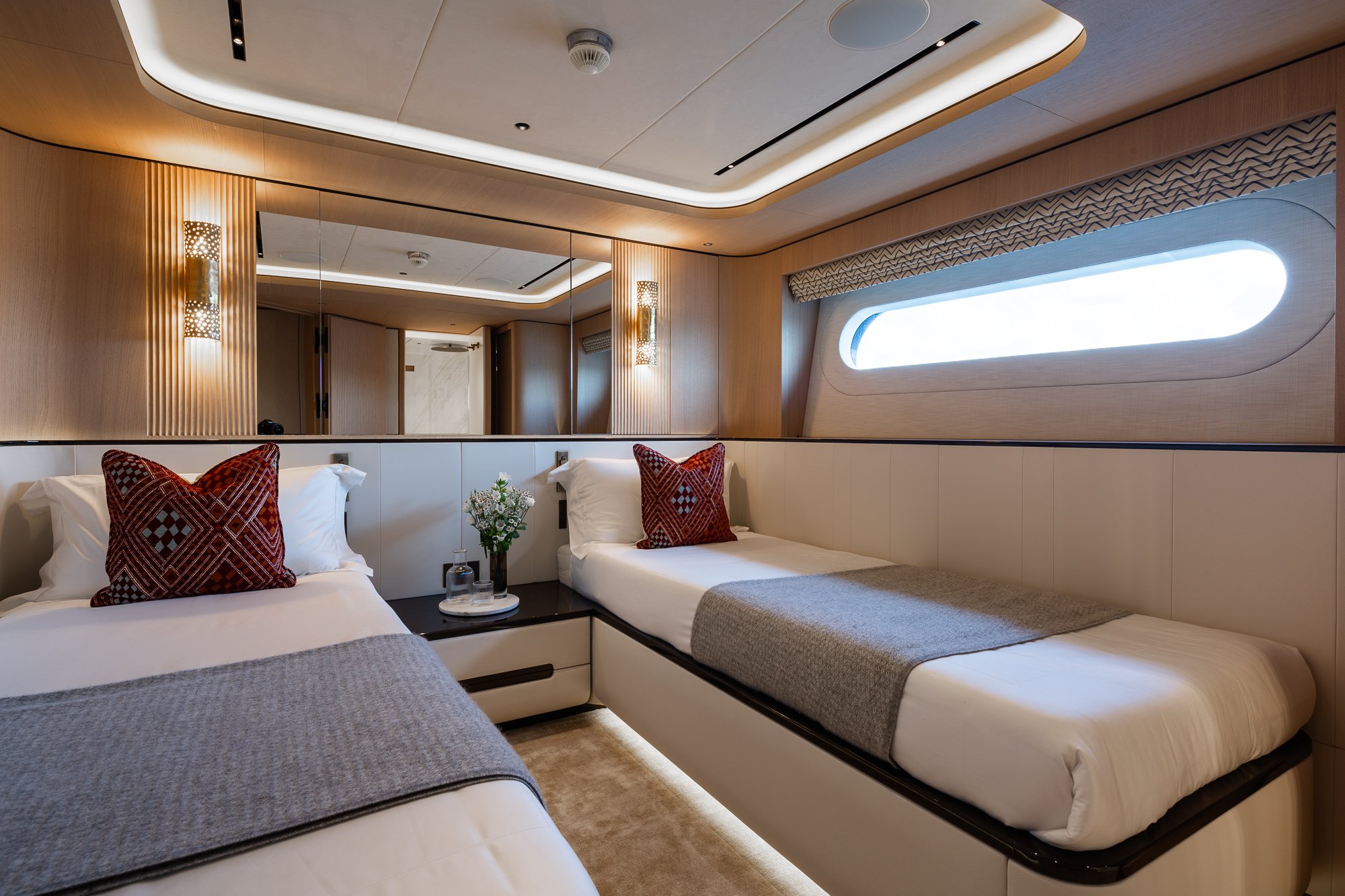 YN202 Moonen 110 Mustique - Twin cabin portside (1).jpg