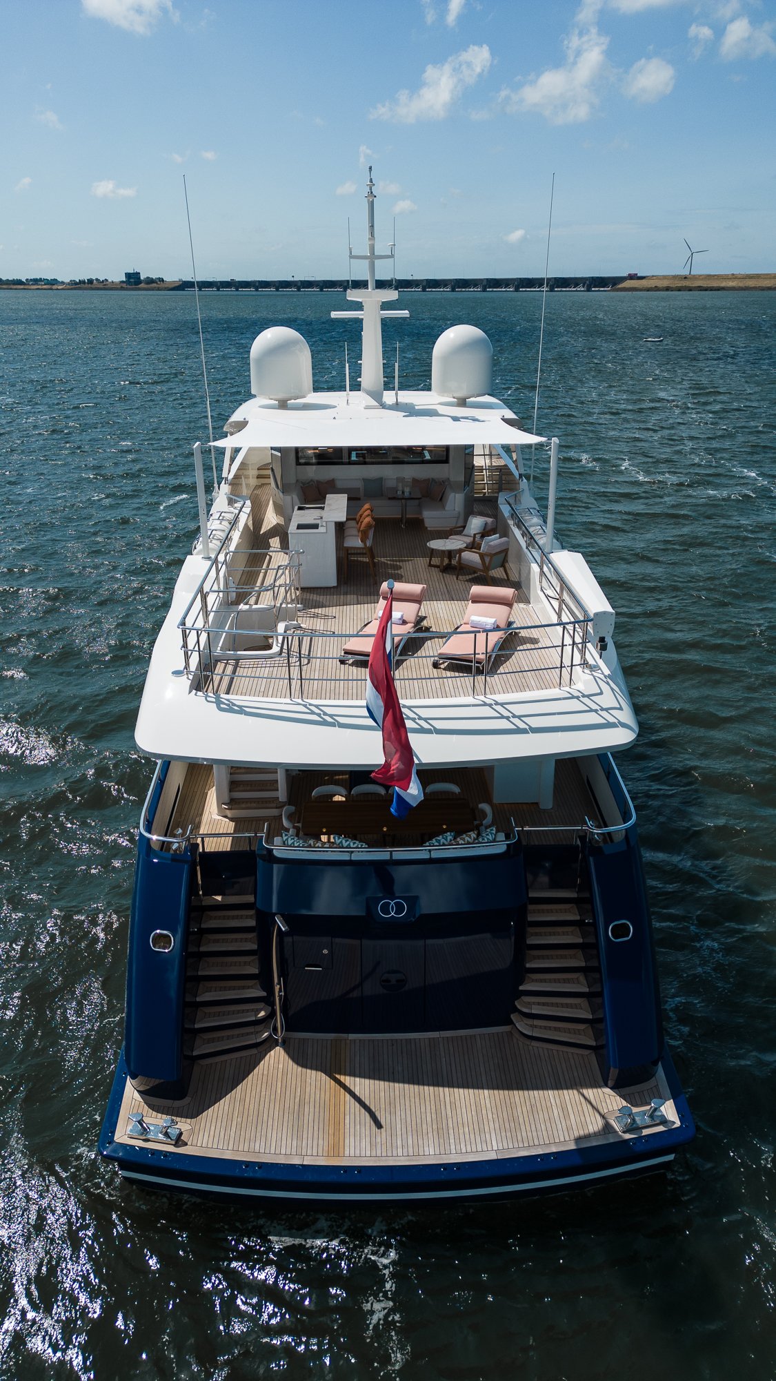 YN202 Moonen 110 Mustique - Sun deck (3).jpg