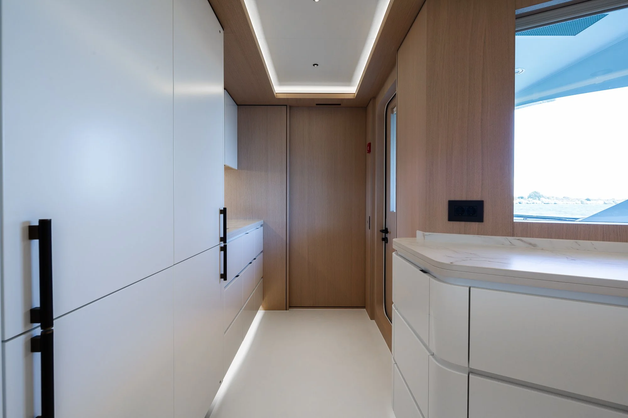 YN202 Moonen 110 Mustique - Galley (2).jpg