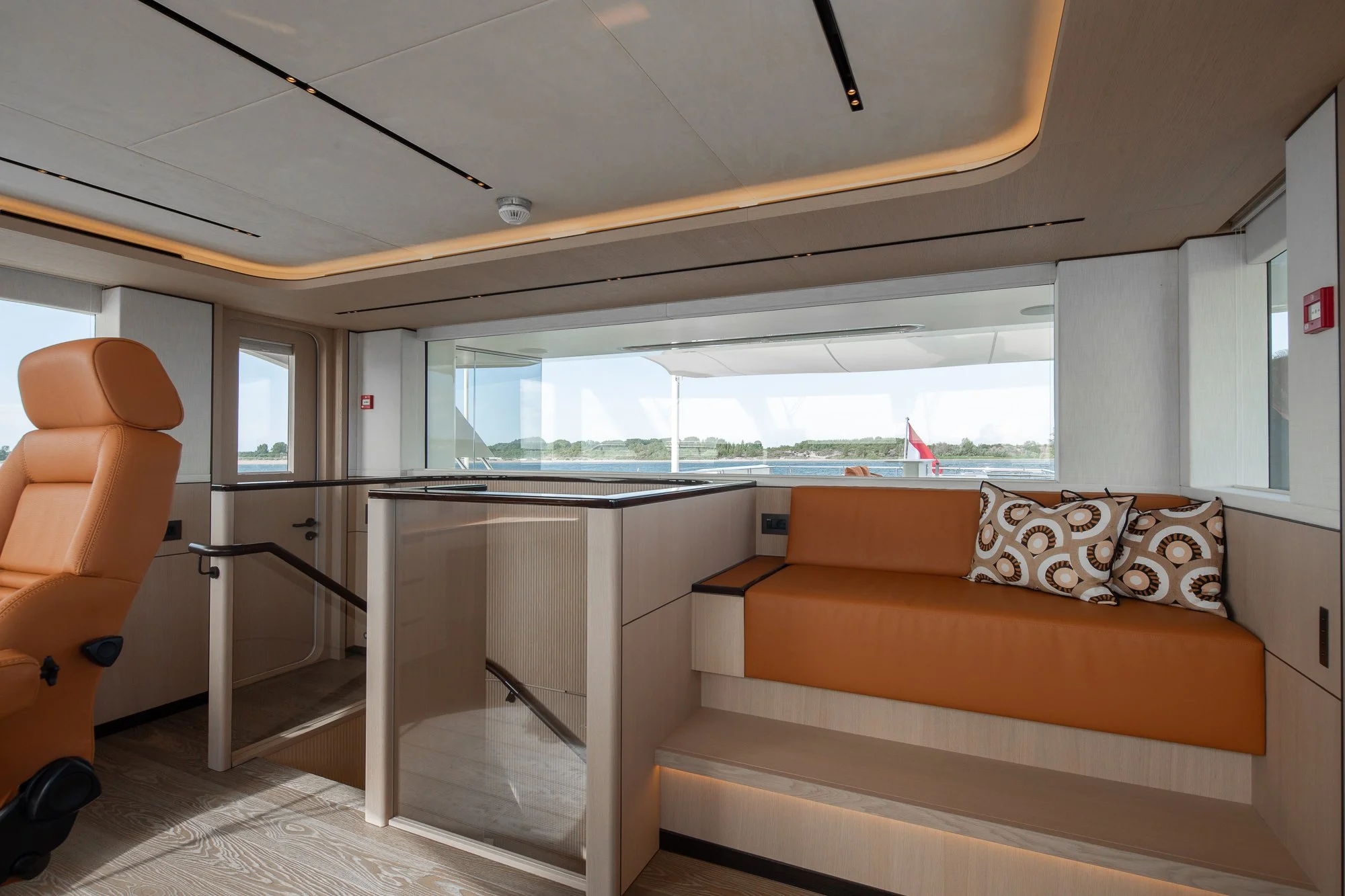 YN202 Moonen 110 Mustique - Wheelhouse (2).jpg