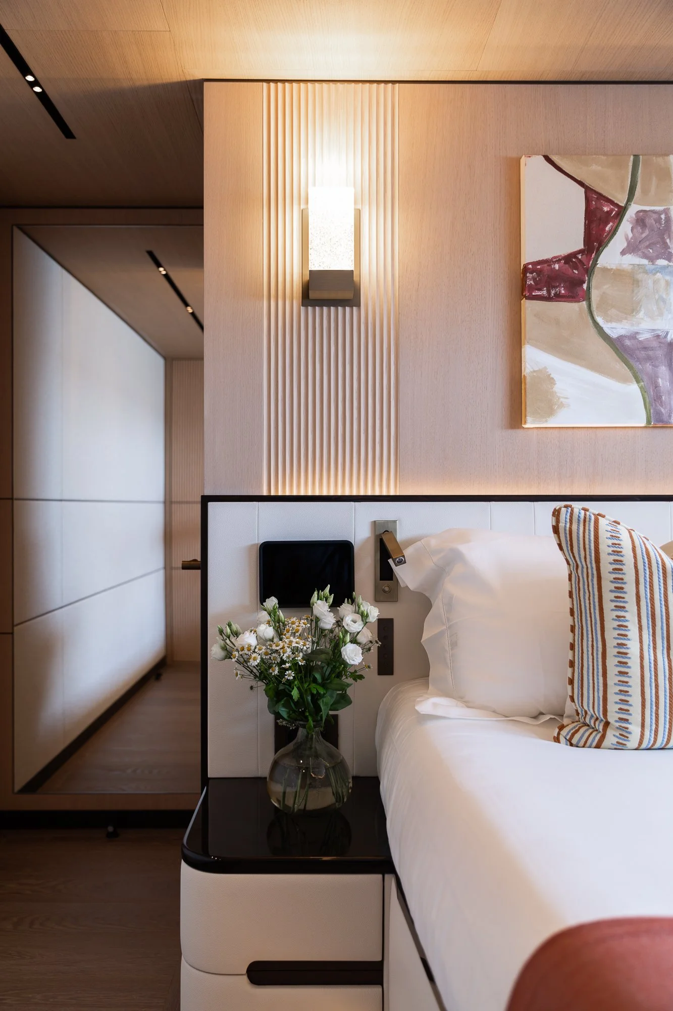 YN202 Moonen 110 Mustique - Guest cabin starboard (2).jpg