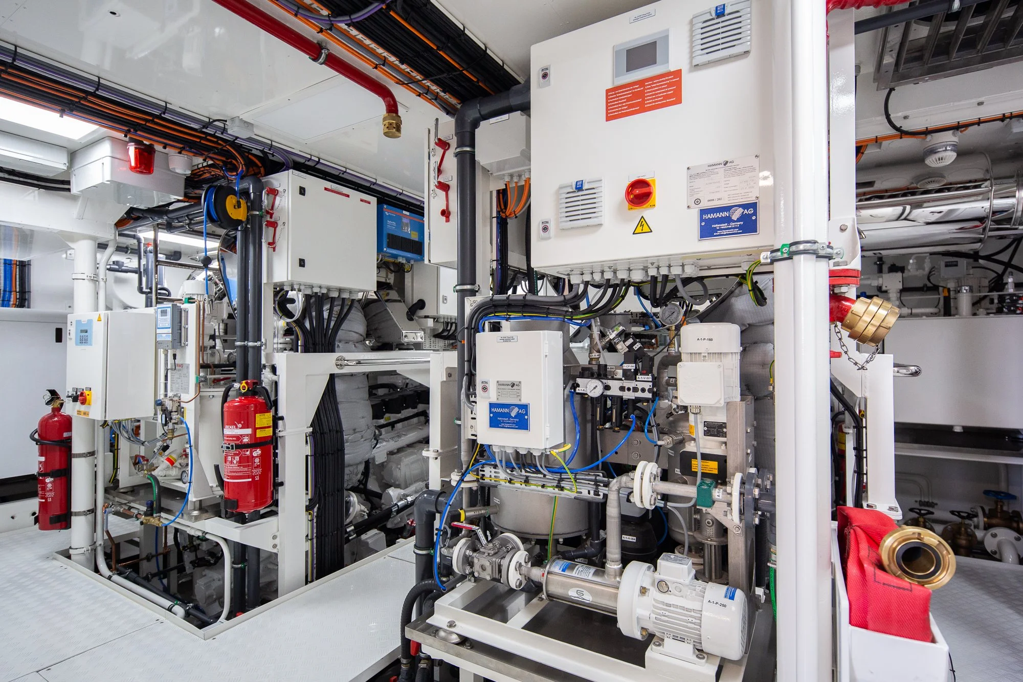 YN202 Moonen 110 Mustique - Engine room (1).jpg