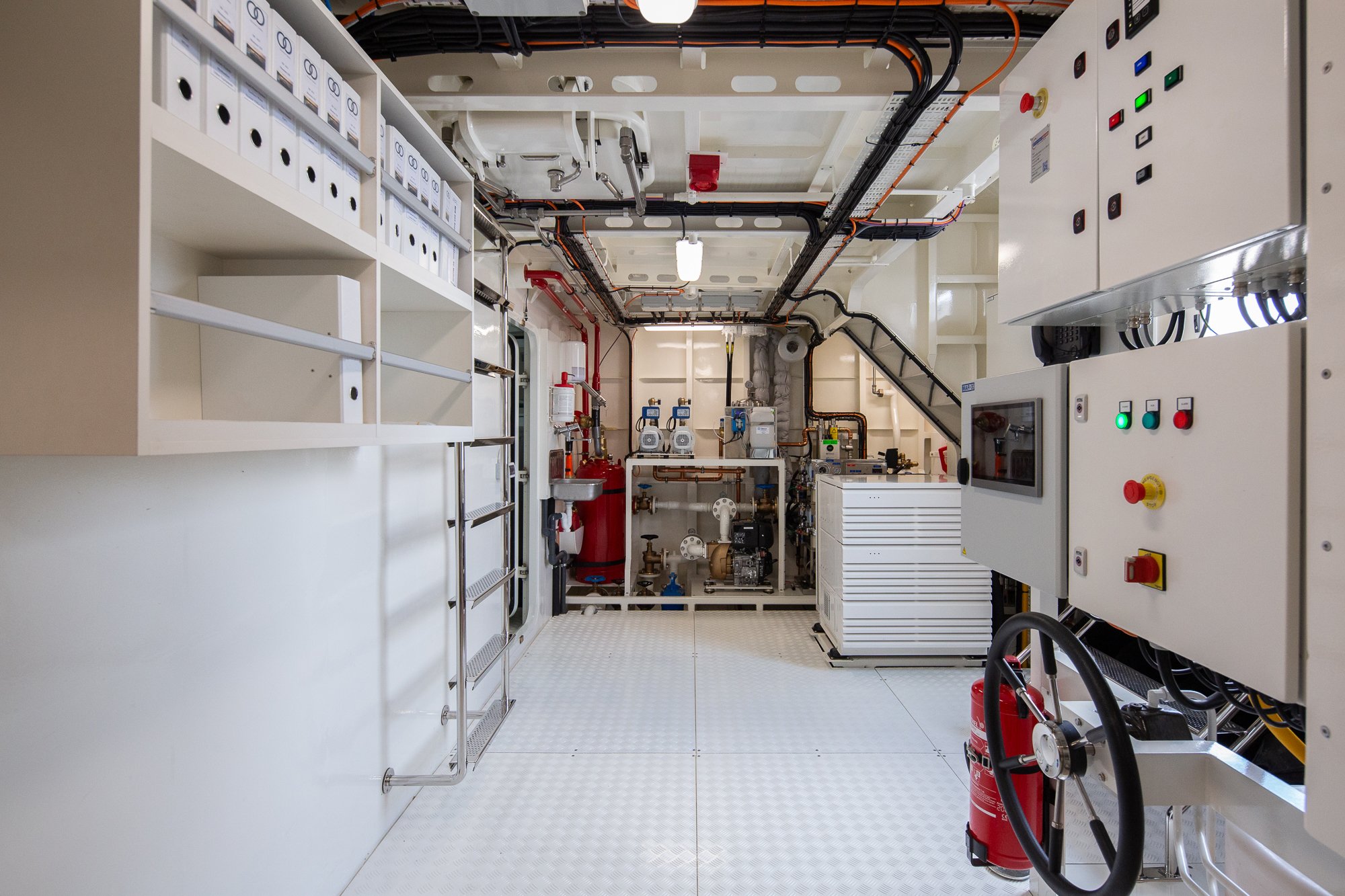 YN202 Moonen 110 Mustique - Lazarette.jpg