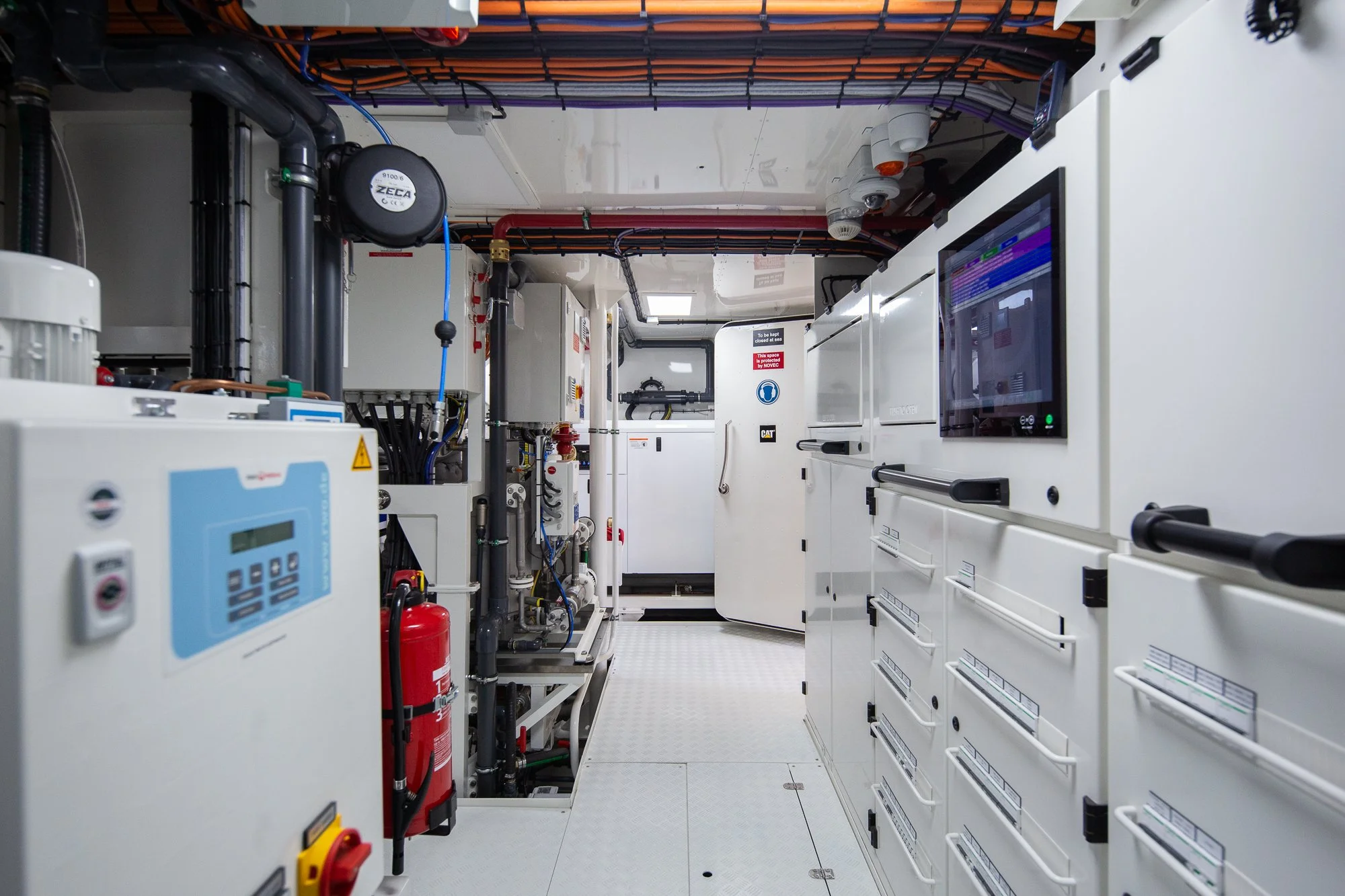 YN202 Moonen 110 Mustique - Engine room (2).jpg