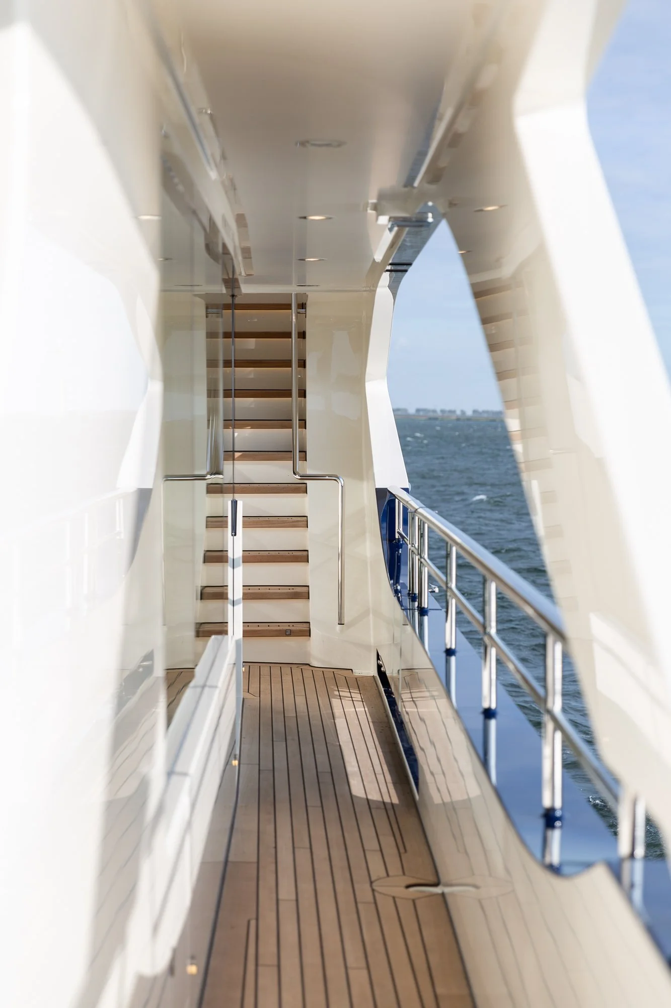 YN202 Moonen 110 Mustique - Gang way.jpg