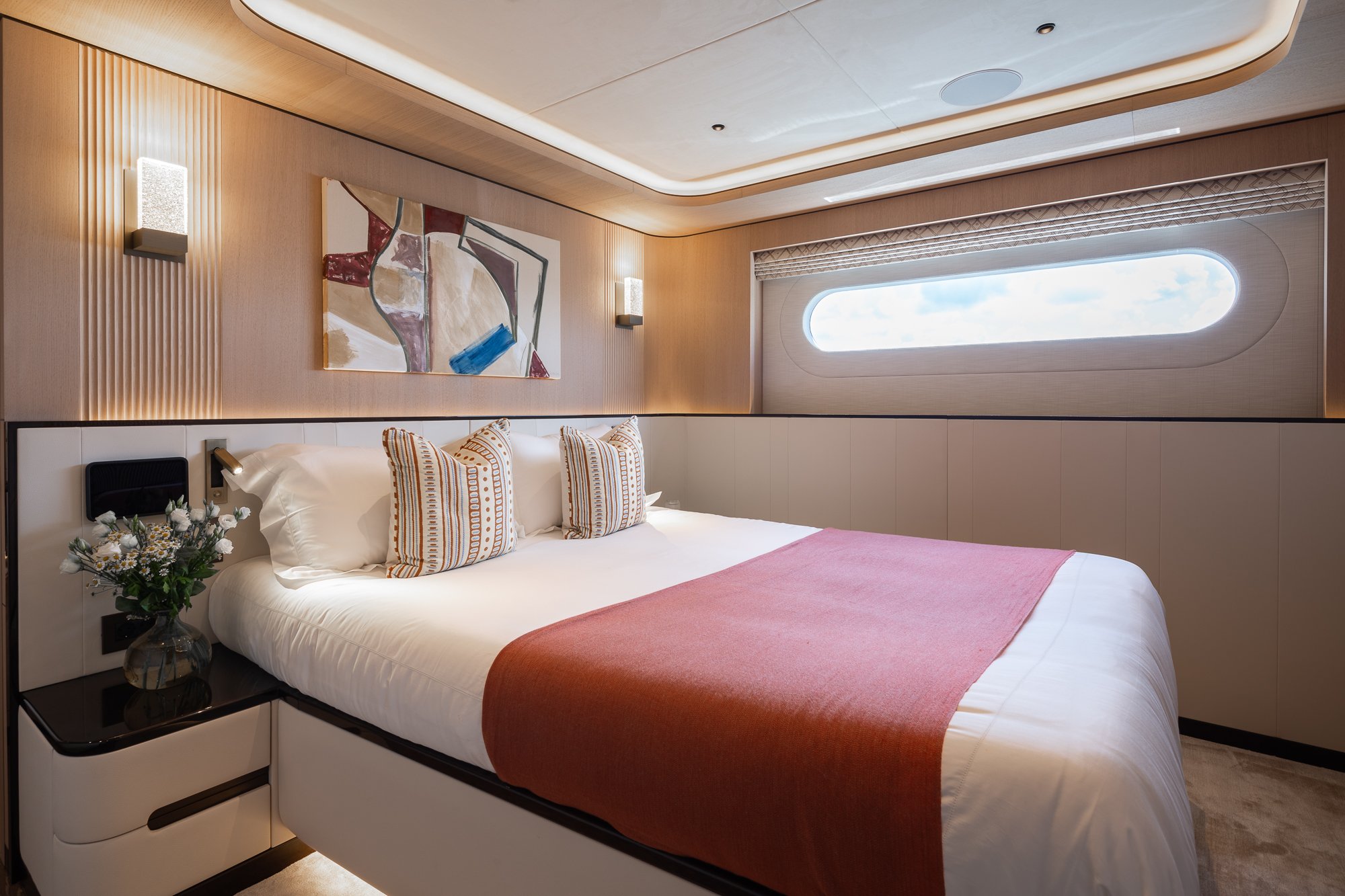 YN202 Moonen 110 Mustique - Guest cabin starboard (1).jpg