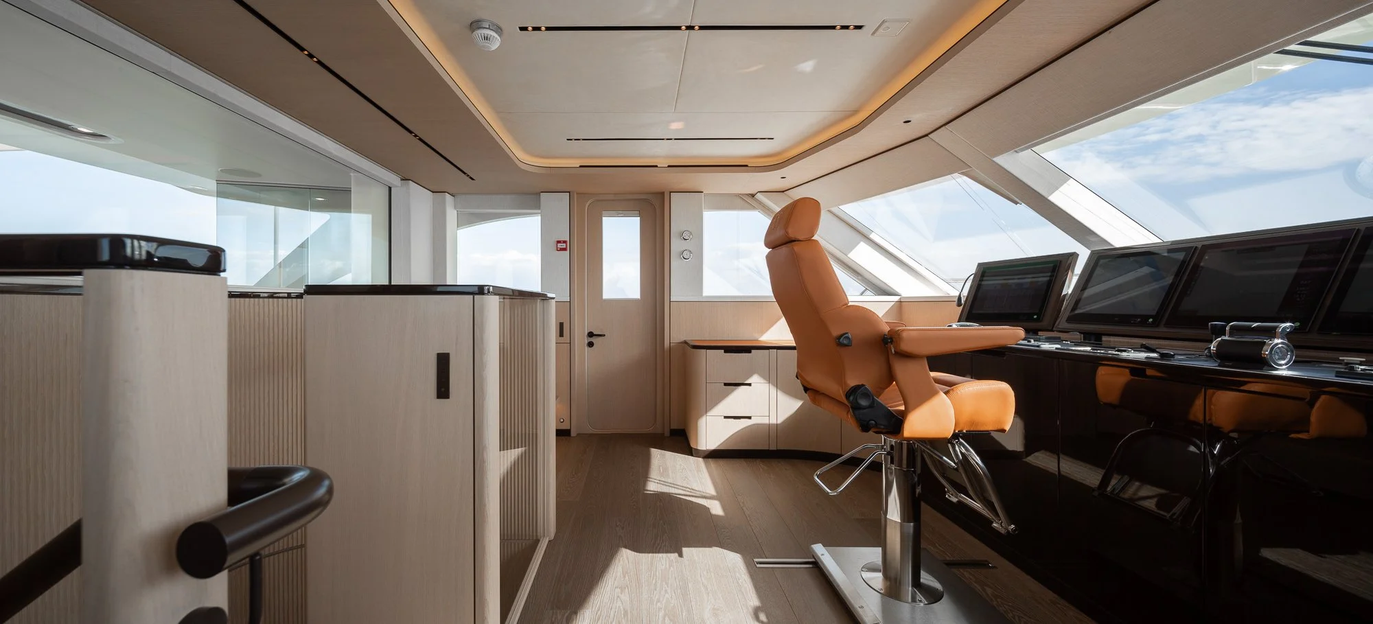 YN202 Moonen 110 Mustique - Wheelhouse (3).jpg