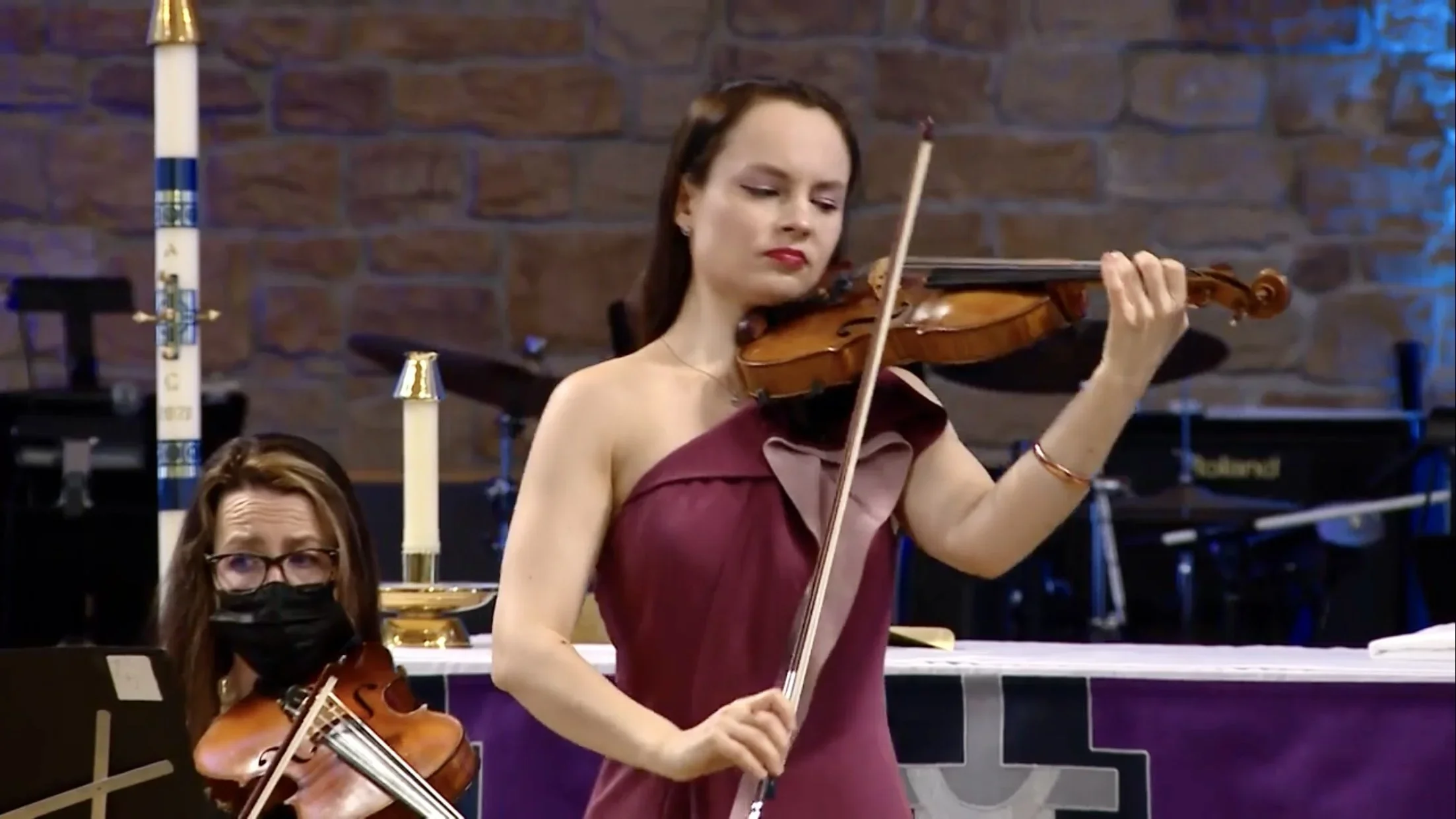 Violinist Kinga Augustyn performing live.