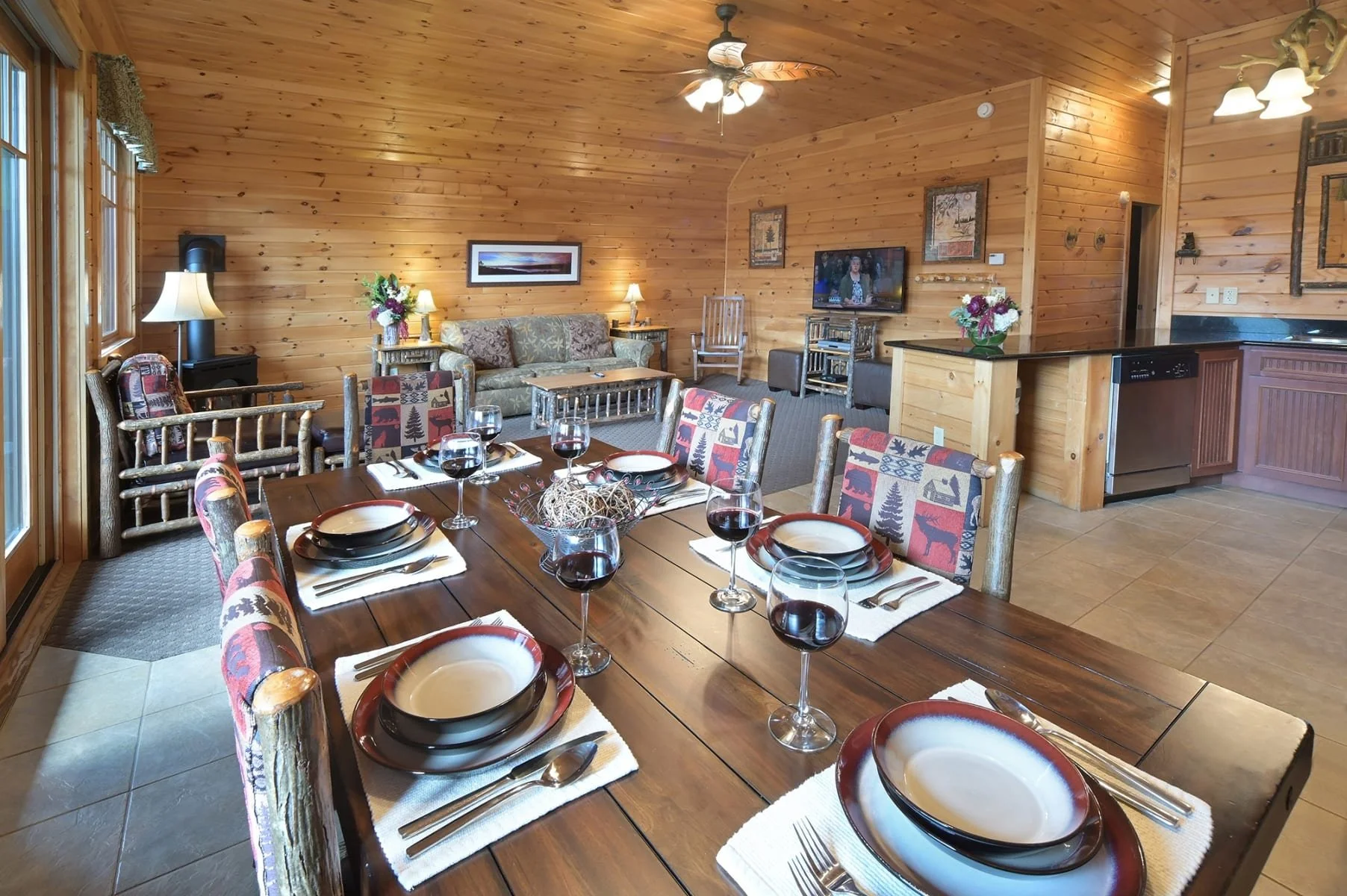 STAY_FAMILY RESORT_LAKE GEORGE AREA_LAKE_GEORGE VILLAGE_THE LODGES AT CRESTHAVEN_Townhome Living area.jpeg