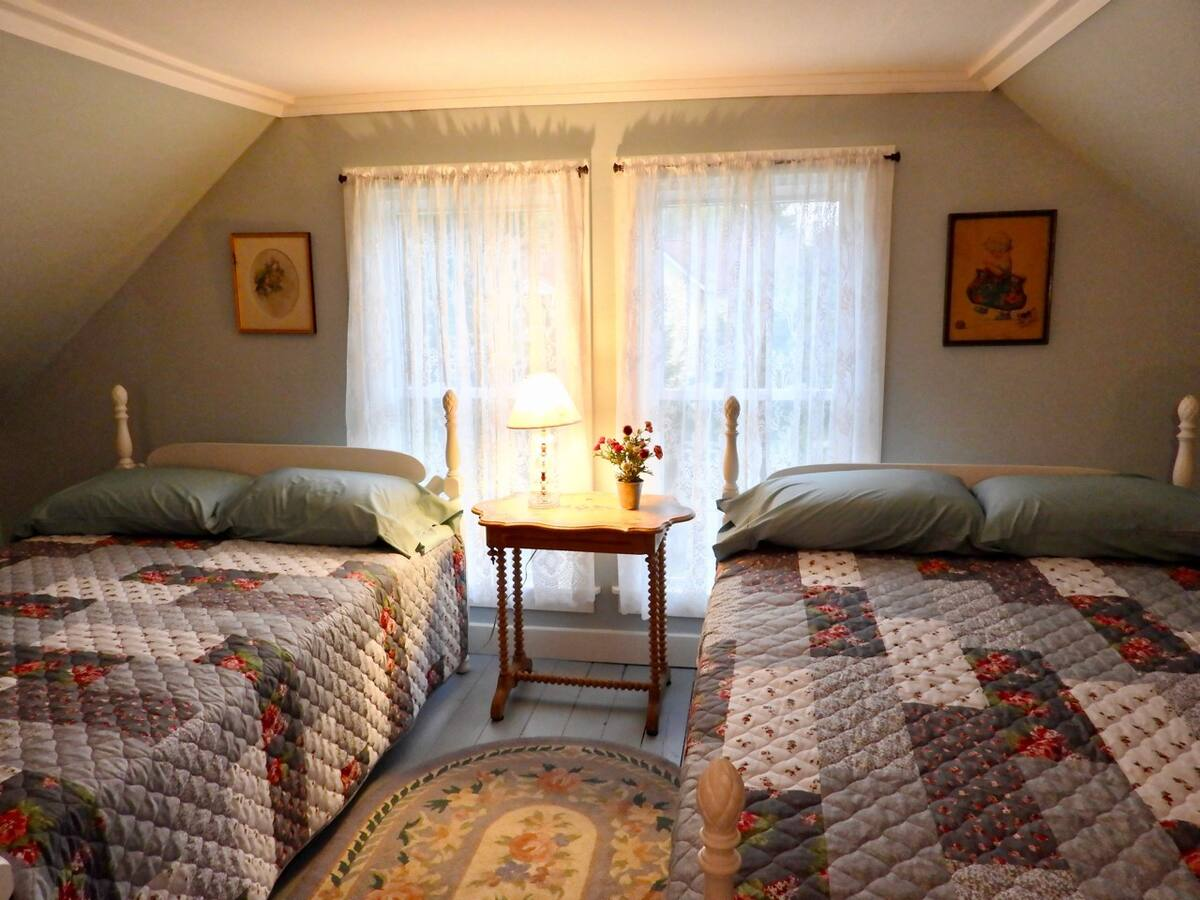 Newcomb-Inn-Santanoni-Bedroom.png