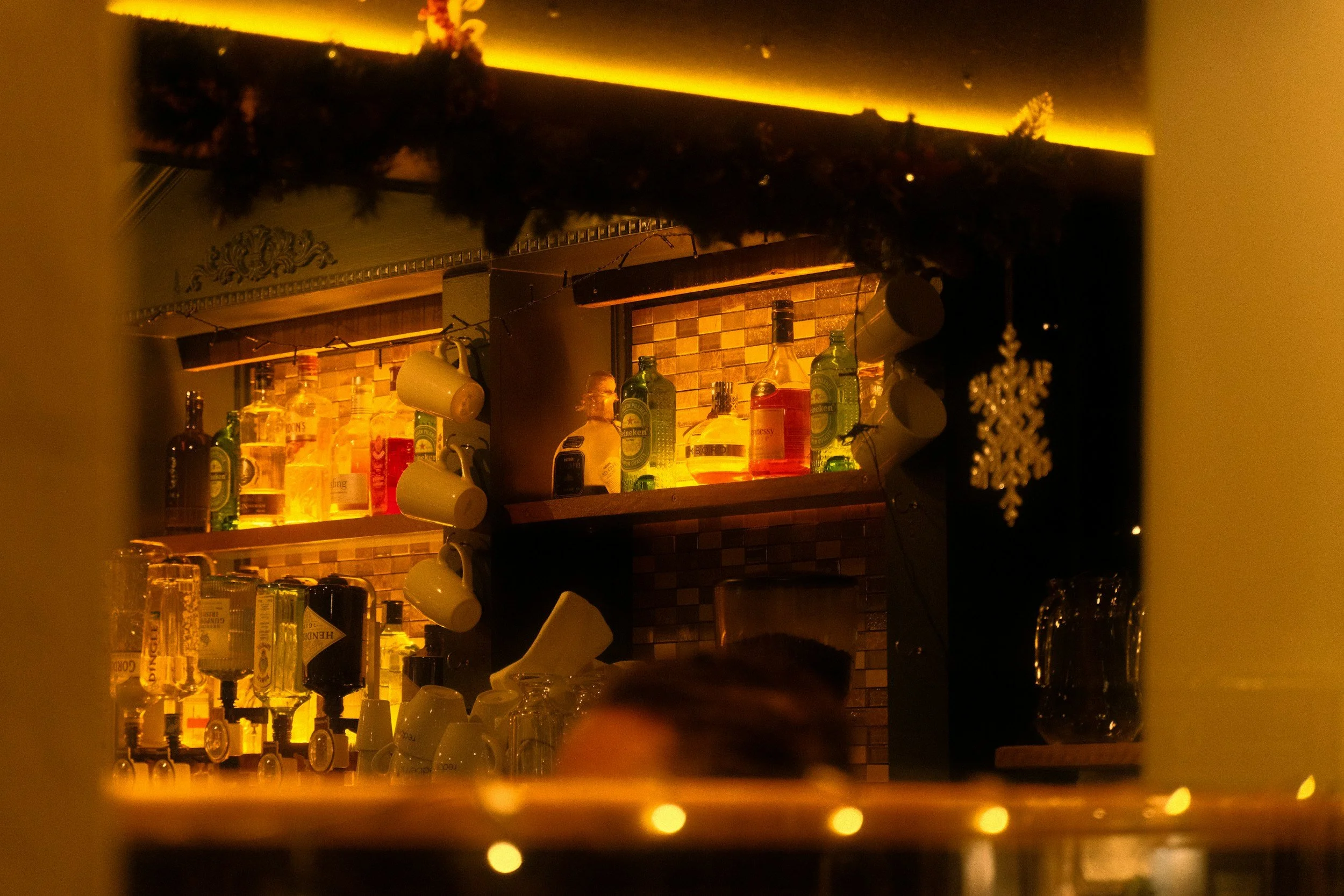 1920s speakeasy, setting for Happy endings.