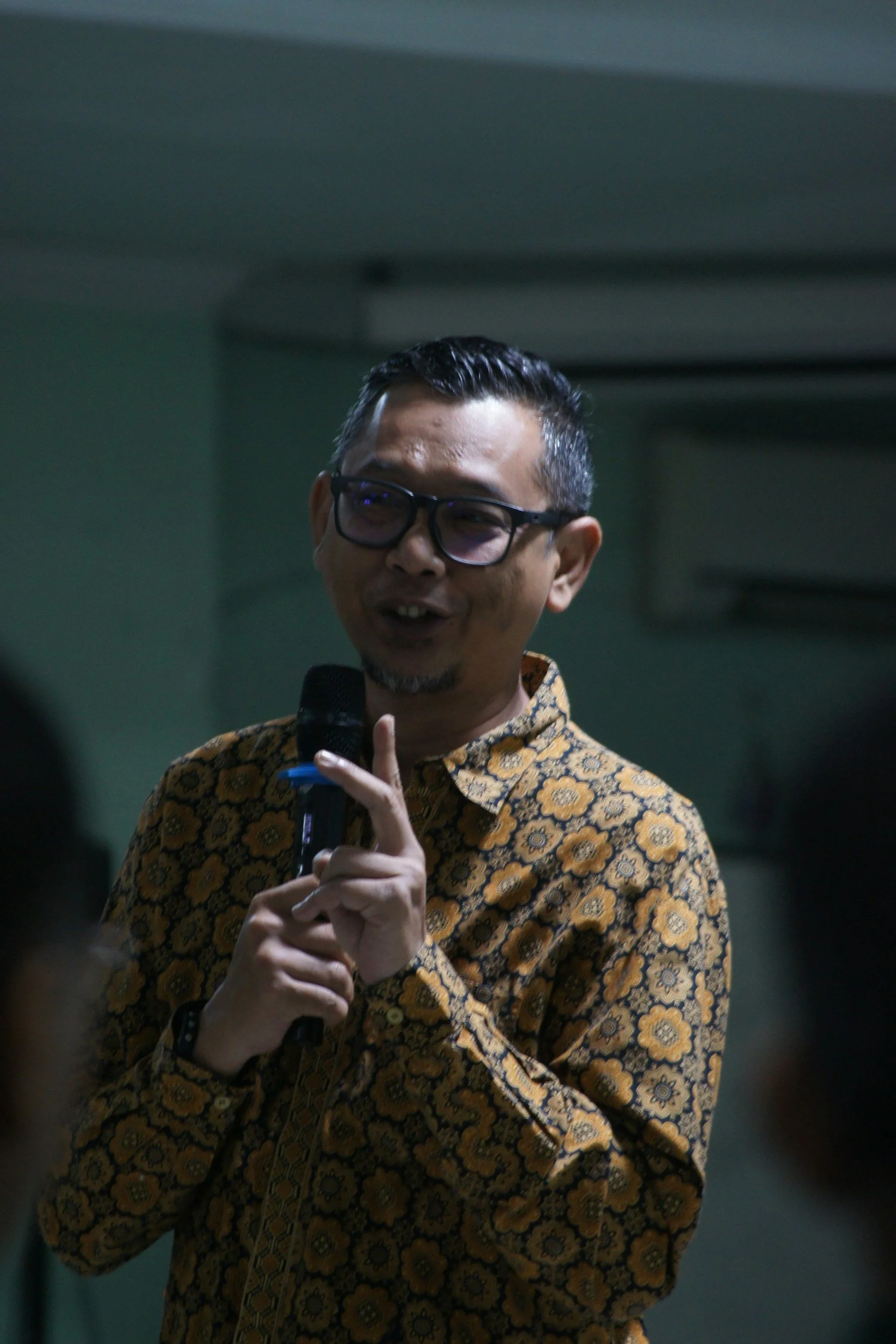 Man telling a story at a story slam.