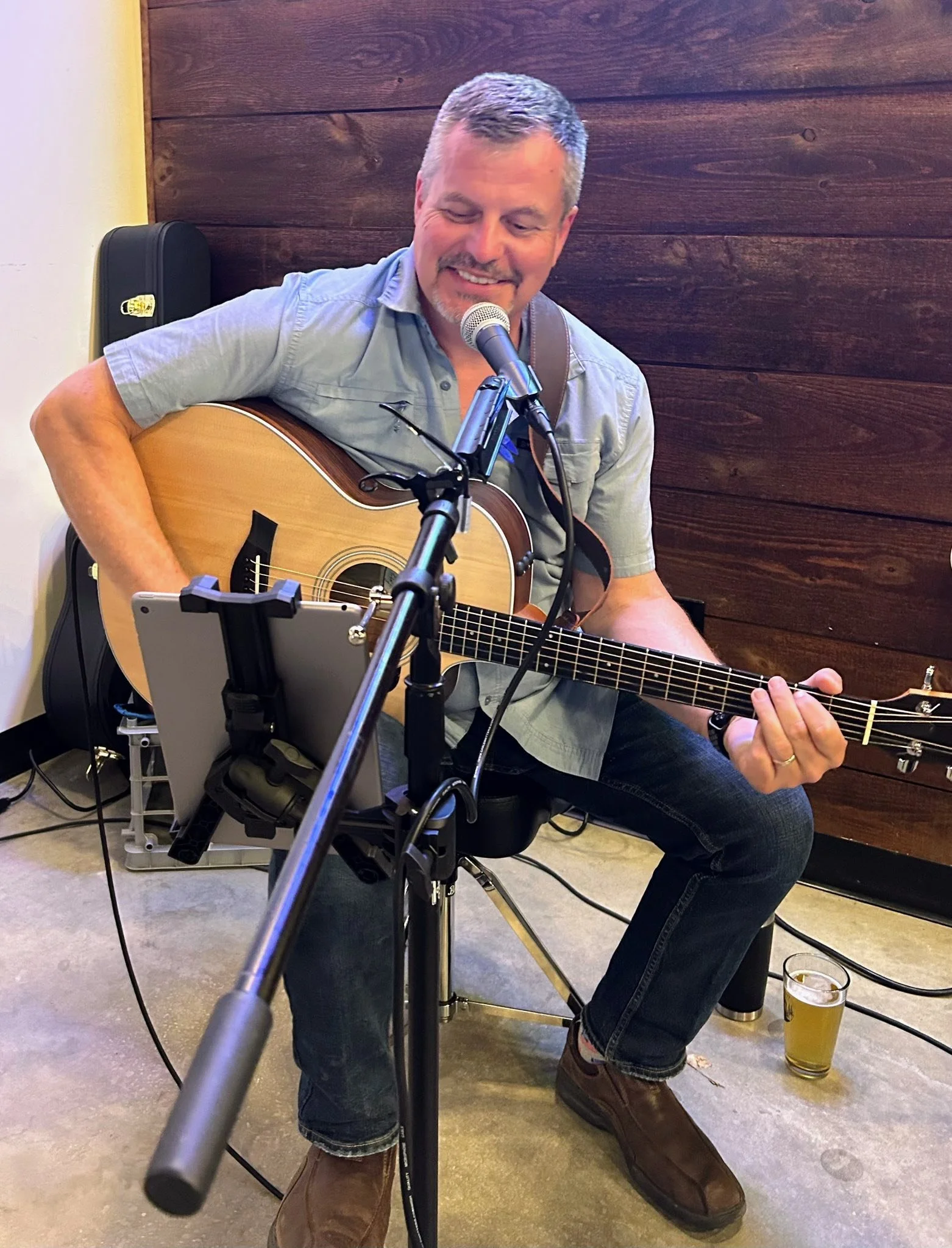 Acoustic musician Andy Chirgwin performing live at Gore Mountain apres ski event.