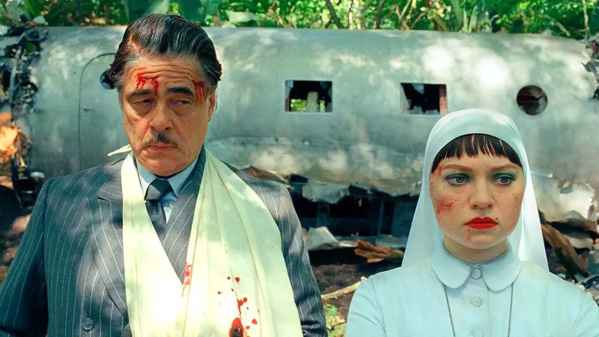 Benecio del Toro and Mia Threapleton starring in Wes Anderson's The Phoenician Scheme.