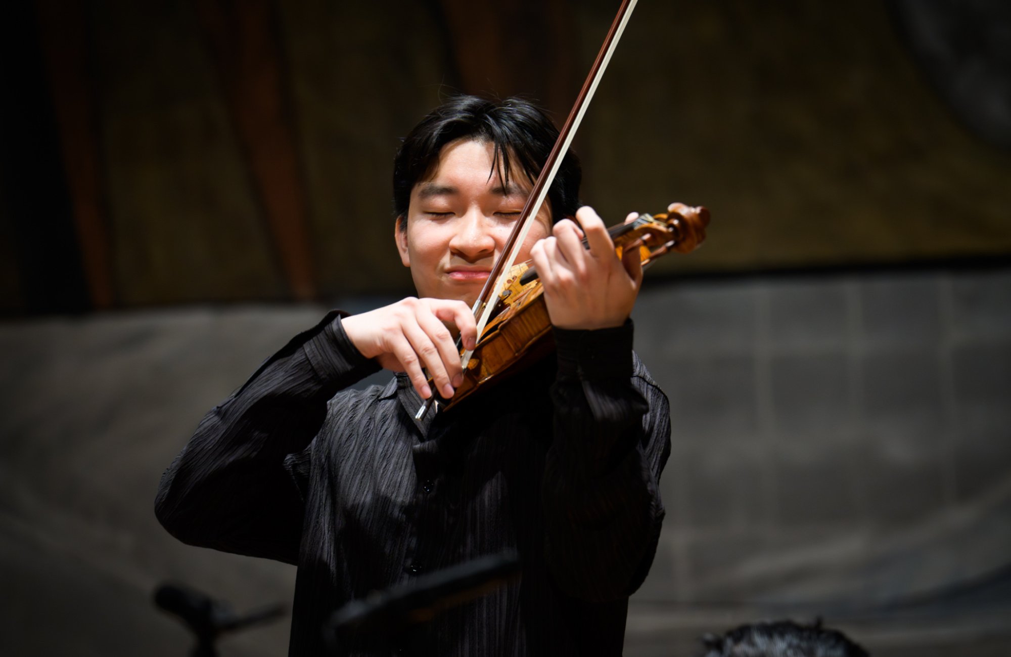 Acclaimed violinist Hiu Sing Fan performing live.