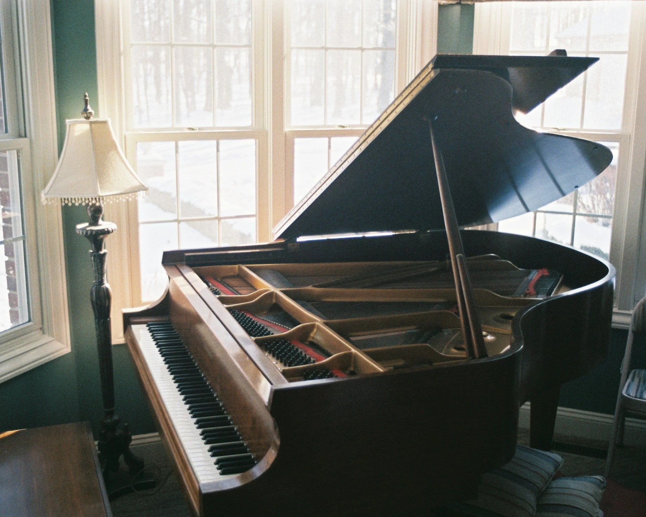 Grand piano in setting for intimate classical concert.