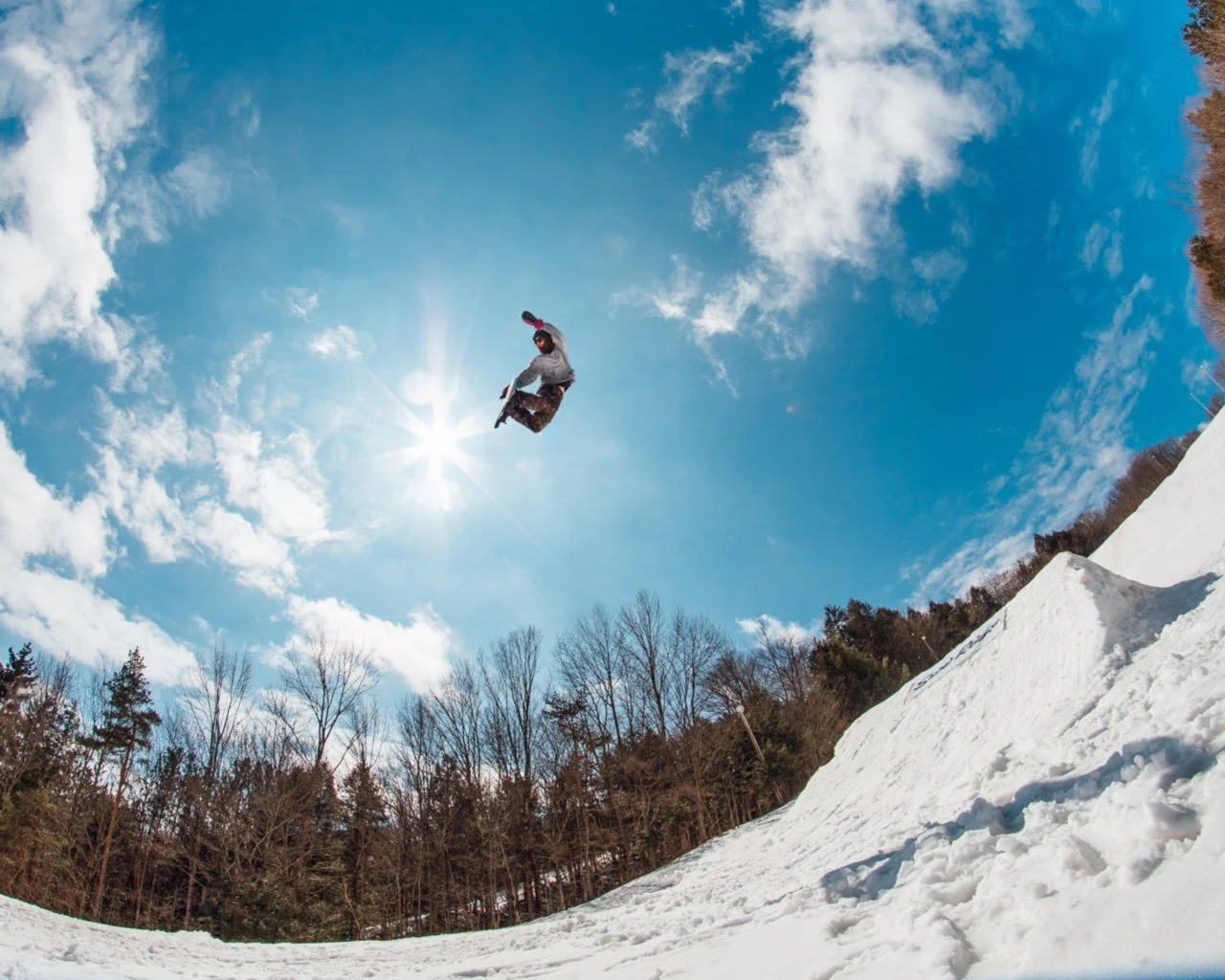 Snowboarder enjoying fresh powder at Snow Ridge in upstate NY.