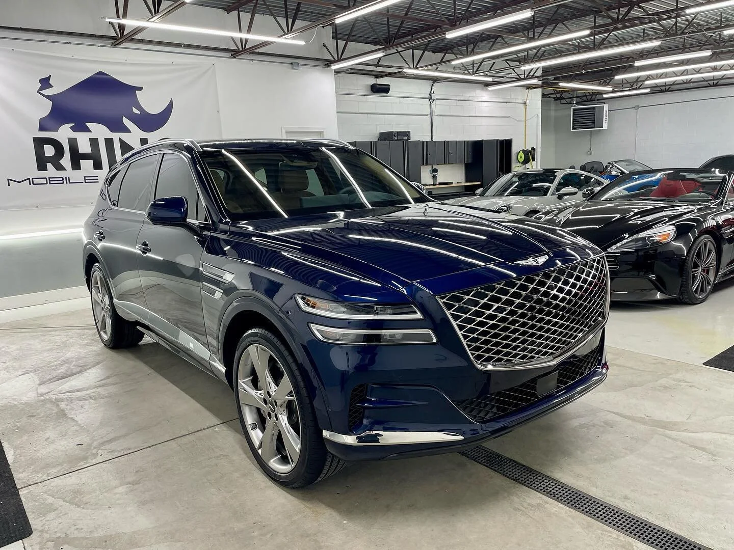This Genesis GV80 and our 5 year ceramic coating look great together🦏

Rhinomobiledetailing.com
