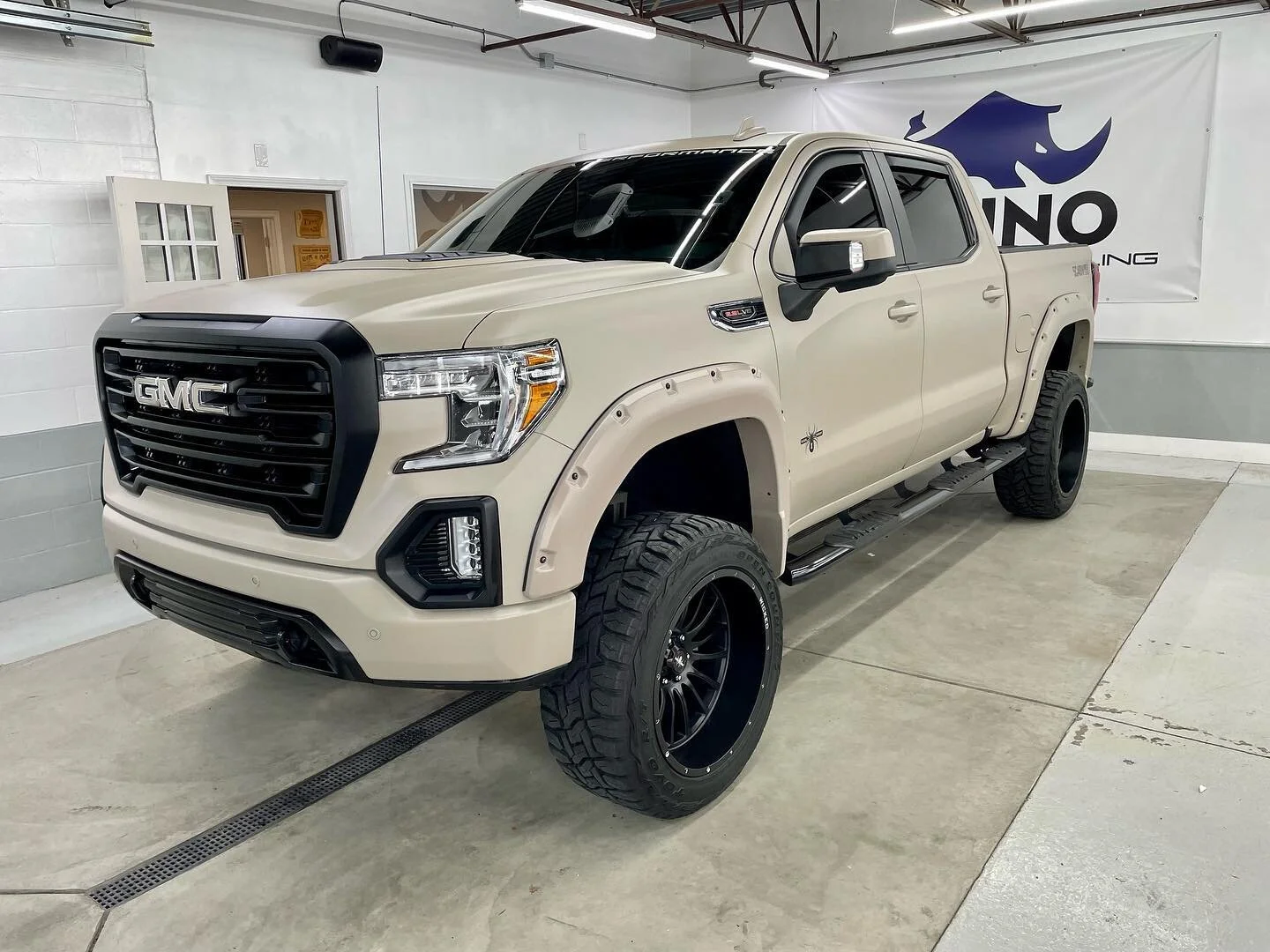 This truck looks doomsday equipped, with its military spec paint job. The tough part is keeping it maintained. Luckily we were able to help out by ceramic coating every inch of this badass rig🦏

Rhinomobiledetailing.com