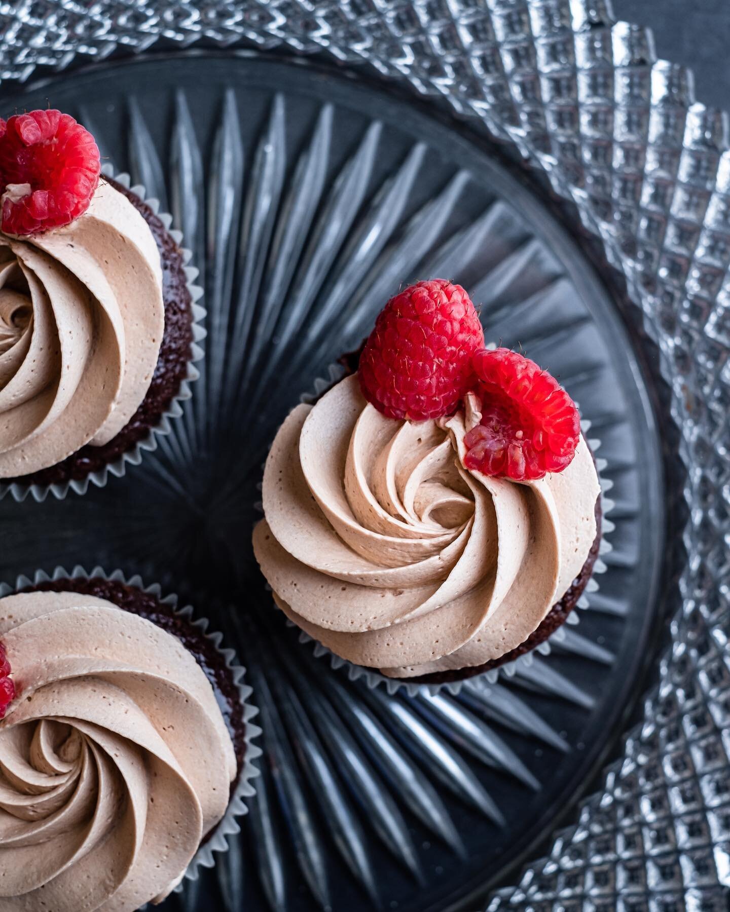 Dreaming about those decadent Bailey&rsquo;s Chocolate Raspberry Cupcakes 🧁
.
I think I did a pretty darn good job on those silky buttercream!!! I actually made these when I was trying to clean out my fridge before we moved 😆😆sometimes food inspo 
