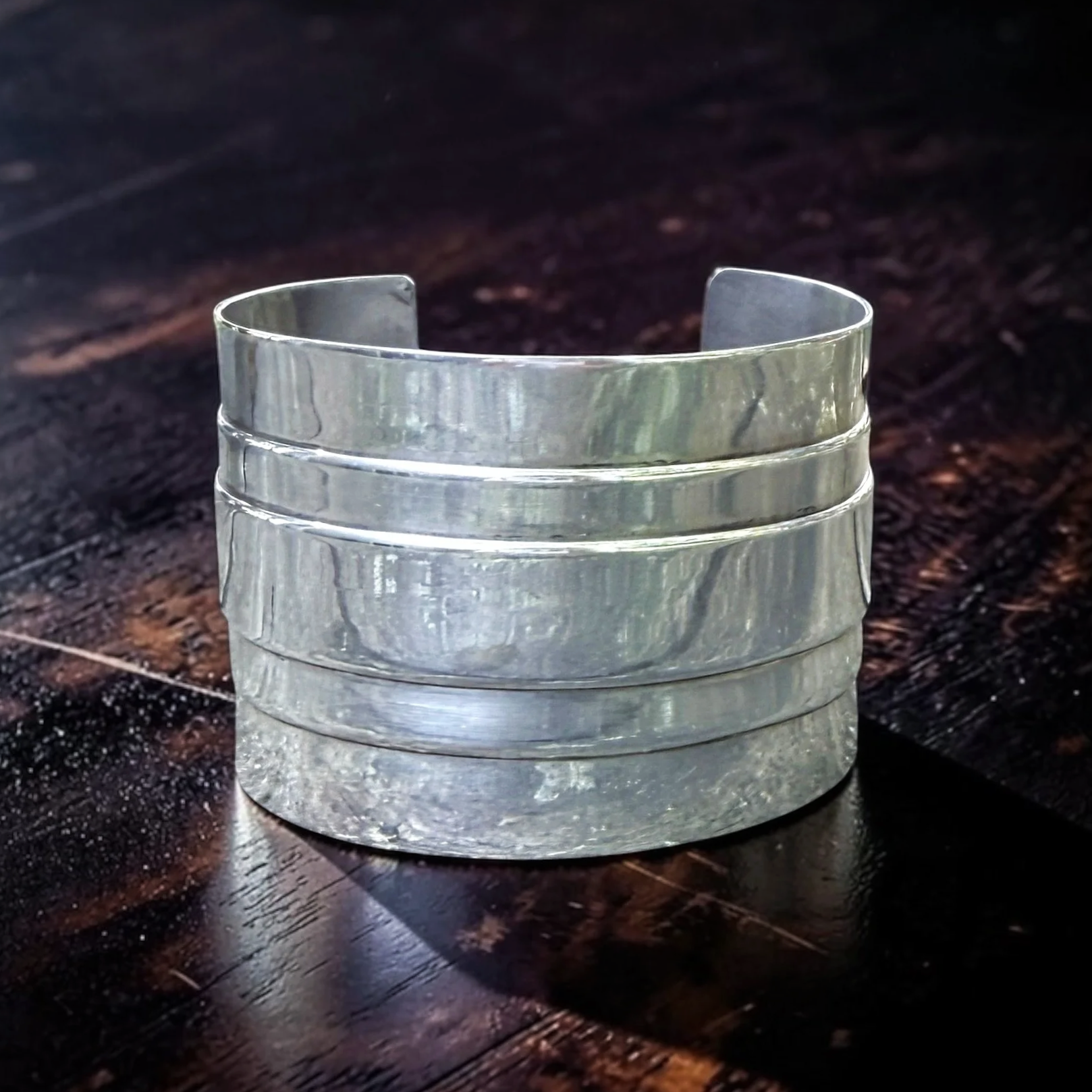 Signed Hayford Sterling Silver Modernist Cuff, 101g
Hand-worked sterling silver cuff with layered horizontal bands
American artisan silver, 20th c.
