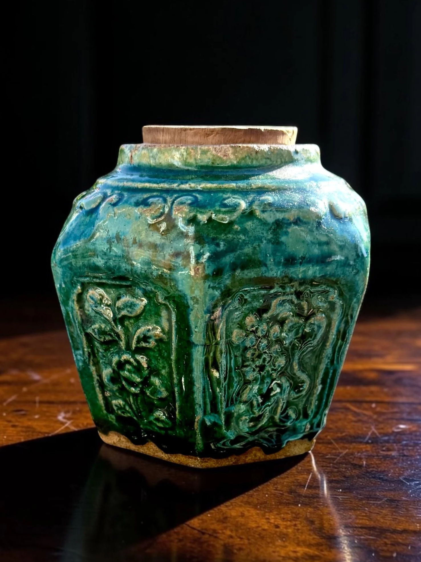Antique Chinese Turquoise-Glazed Small Jar for Exporting Preserved Ginger, Attributed to Shiwan, Early 20th Century
China, Guangdong Province, attributed to Shiwan (Shekwan) pottery, likely late 19th - early 20th century
Turquoise and deep green glaz