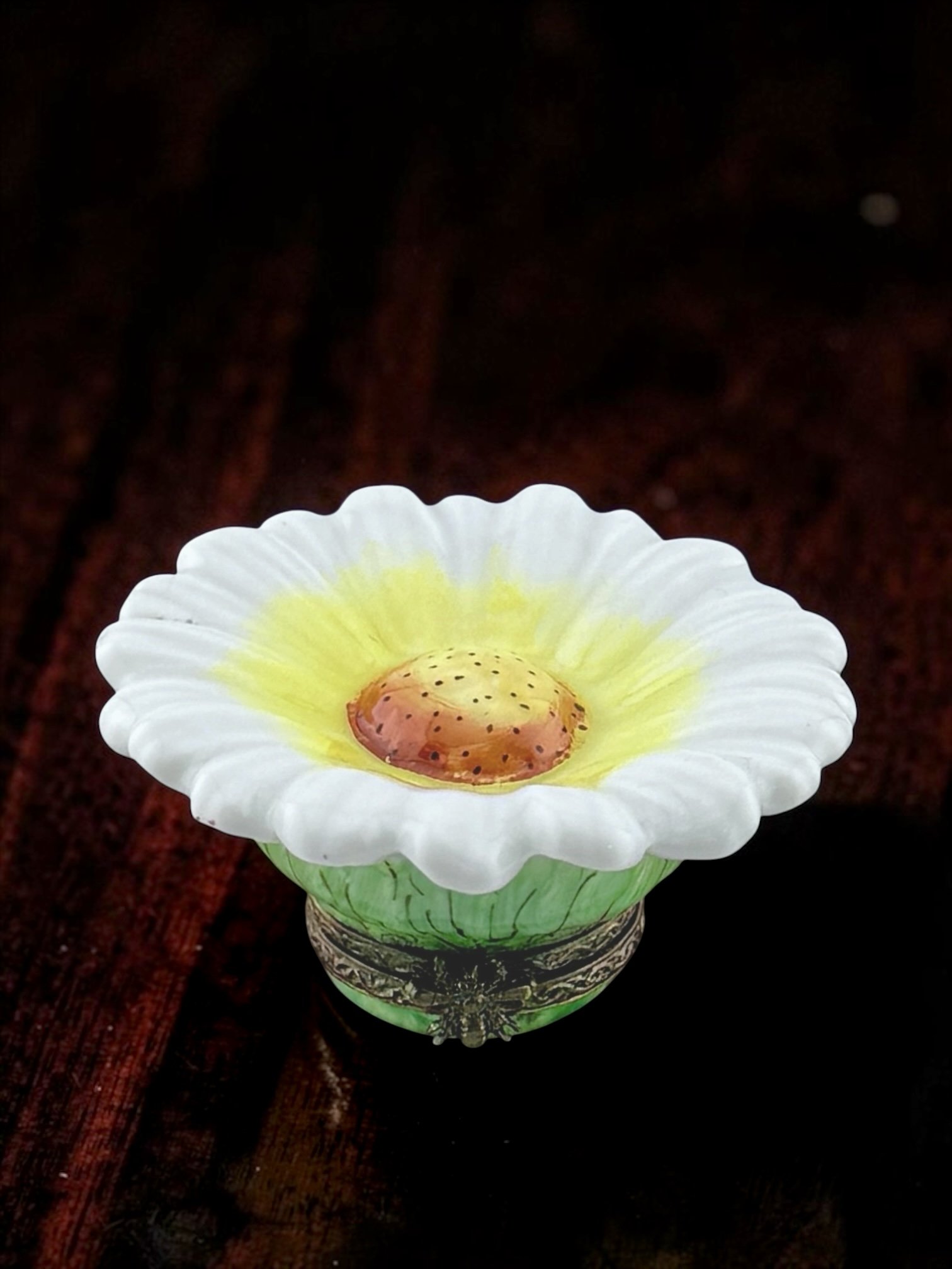 Vintage Limoges France Peint Main Flower Trinket Box With Bee Clasp
French Limoges porcelain trinket box with hand-painted sunflower decoration, painted bee to the interior, gilt metal fittings, and figural bee clasp; marked “Peint Main.”
2ʺW × 1ʺH