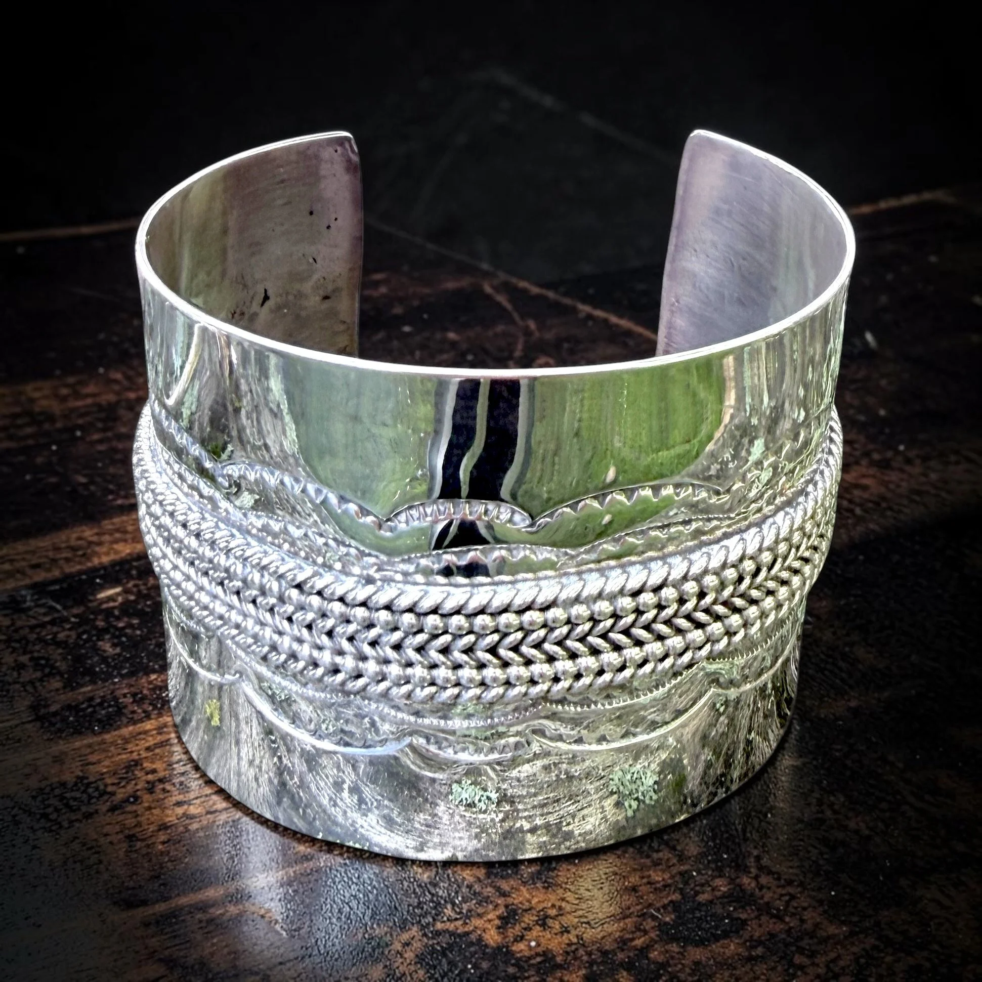 Tahe Sterling Silver Cuff, 102 g
Broad hand-worked surface centered by a raised braided and twisted-wire band
Navajo/Diné
