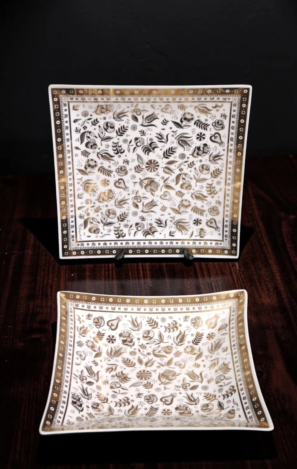 Signed Georges Briard Mid Century Modern Glass Tray
c. 1965-1975
Warm metallic gold
12" square, 2 available
Excellent condition