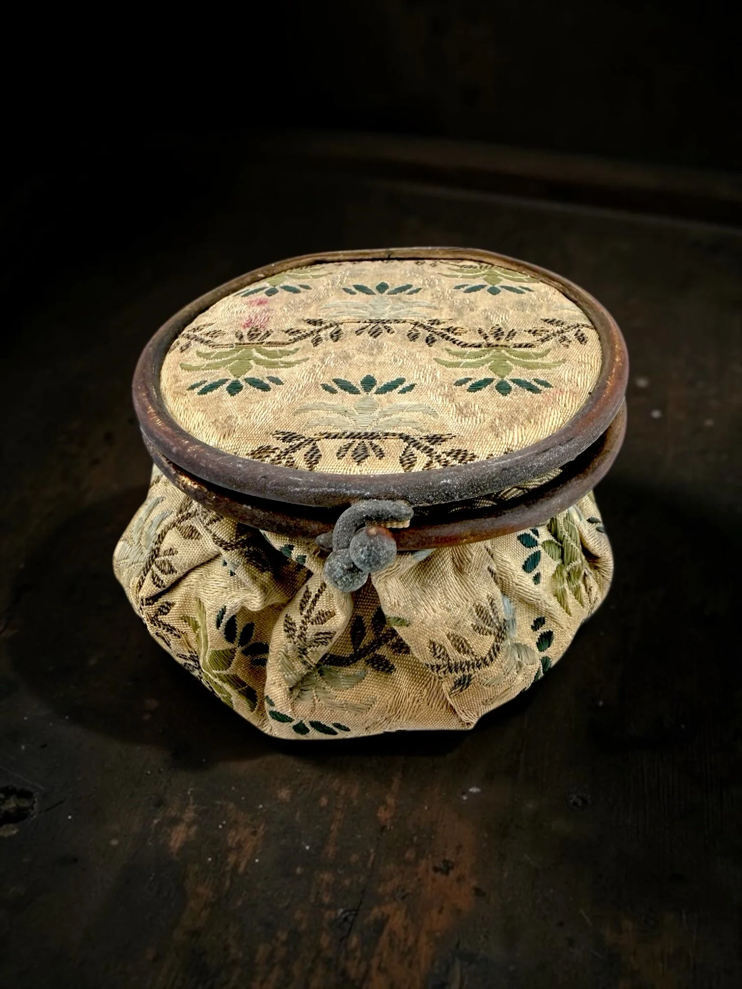 Antique French Vanity Necessaire — Grande Maison de Blanc Paris, Silk Brocade, Kiss-Lock Brass, Belle Époque c. 1890–1910
