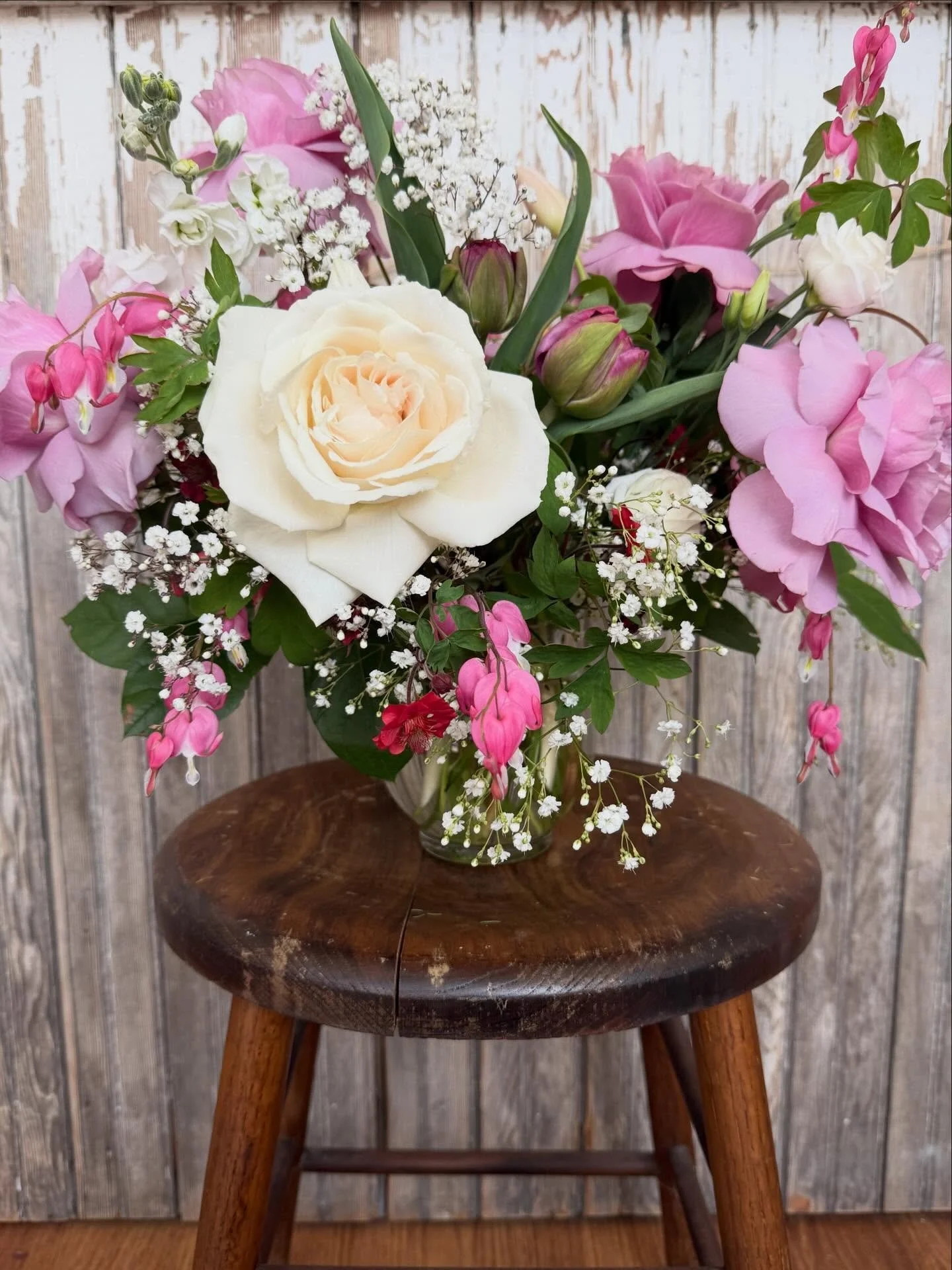 I love a low pressure, use what you have, creative session. 
Reflex roses aren&rsquo;t great for everyday arrangements but they do add the wow factor for events! 
My local farmer is back in business and the bleeding hearts were so fun to use! 💕
