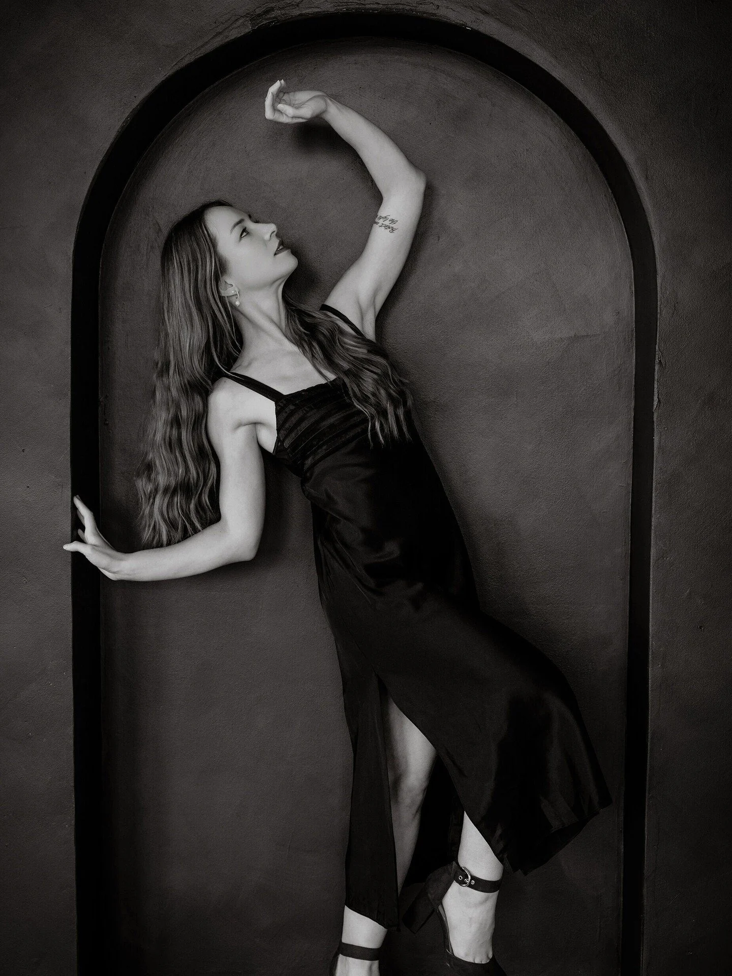 The frame is never just black and white, but all the shades in between. 
A preview of 2 of the bnw images from this weekend's shoot. 

Model: @selly_ontour 
Makeup/Hair @makeupbyemilyclaire 
Studio: @indigosprucestudio 

#BWLovers #MonochromeMood #bn