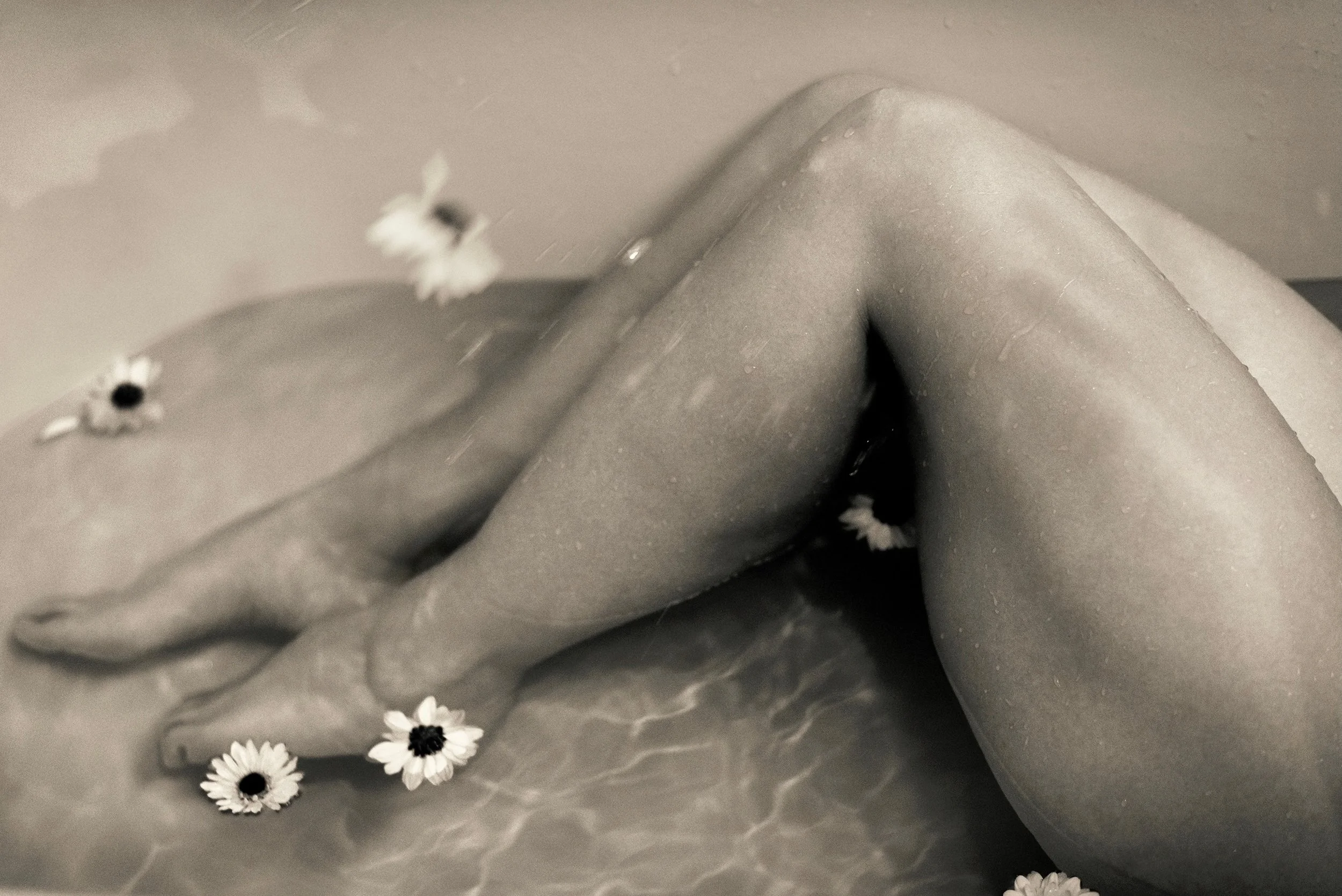 A quiet moment from a bath session.
No posing, just being.

#portlandboudoir #pnwphotographer #pdxphotographer #intimateportraits 
#fineartboudoir